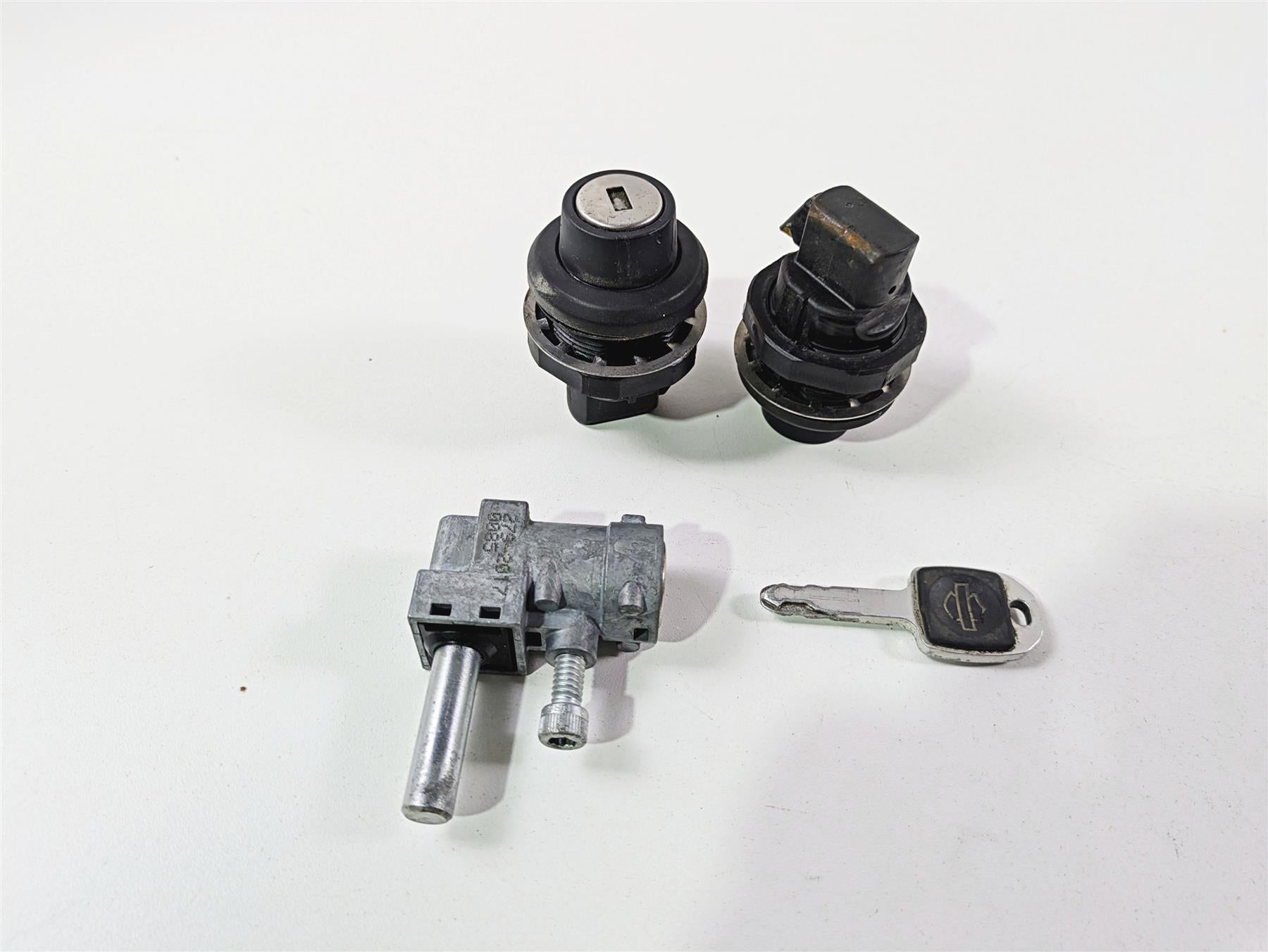 2018 Harley FLHCS Softail Heritage 115th Key Lock Set 45600056