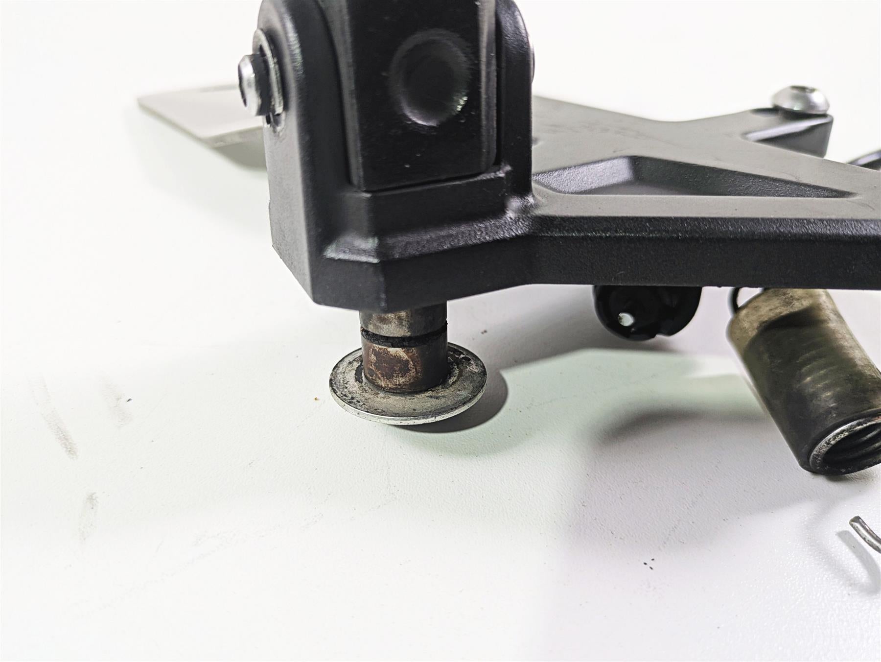 2016 Kawasaki ZX10R Ninja Right Front Footpeg + Mount 35063-1331-18R {{ shop.shopifyCountryName }} - Mototech271