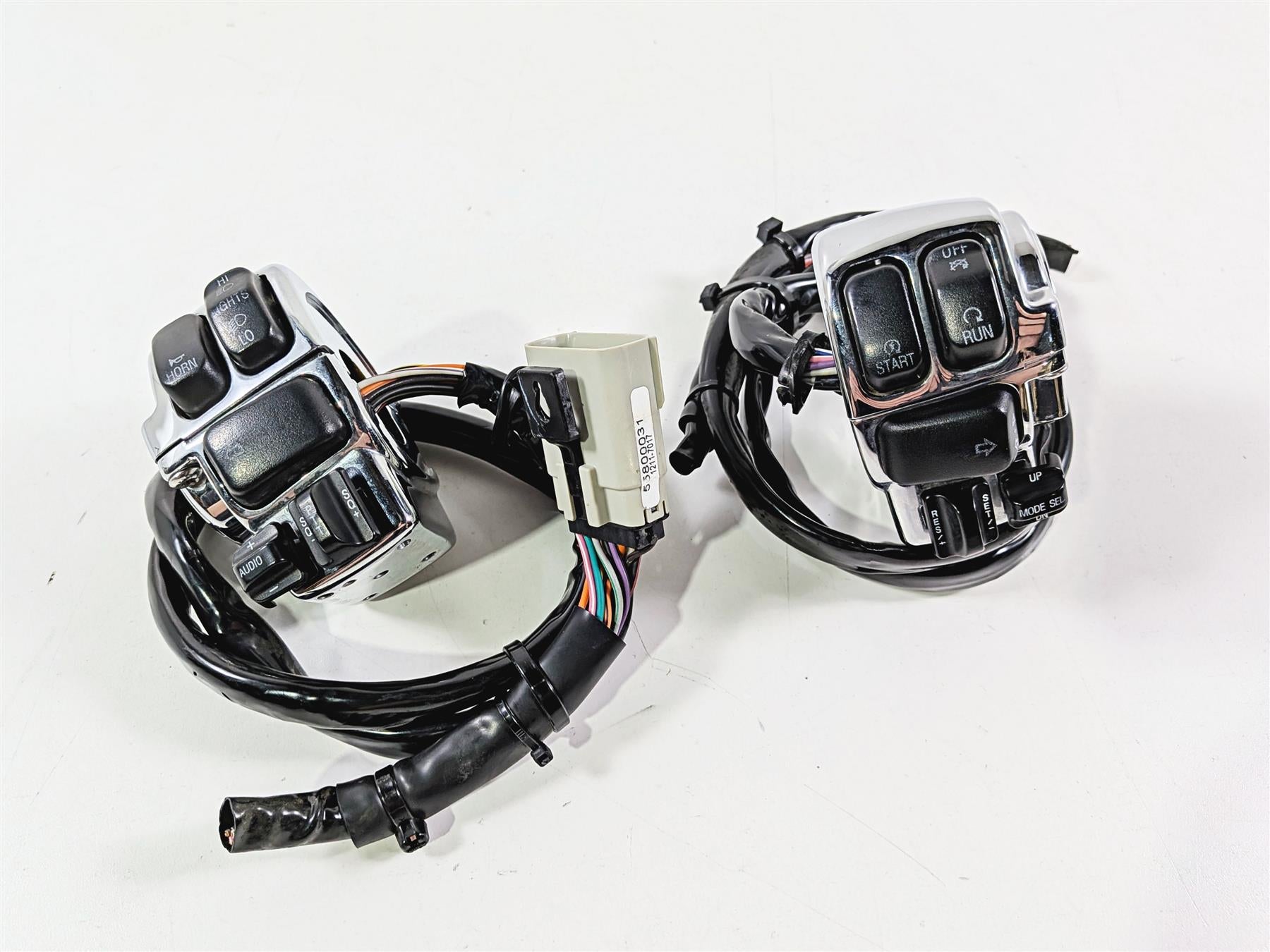 2011 Harley Touring FLHTCU CVO Electra Glide Left Right Control Switch 71682-06A-Mototech271