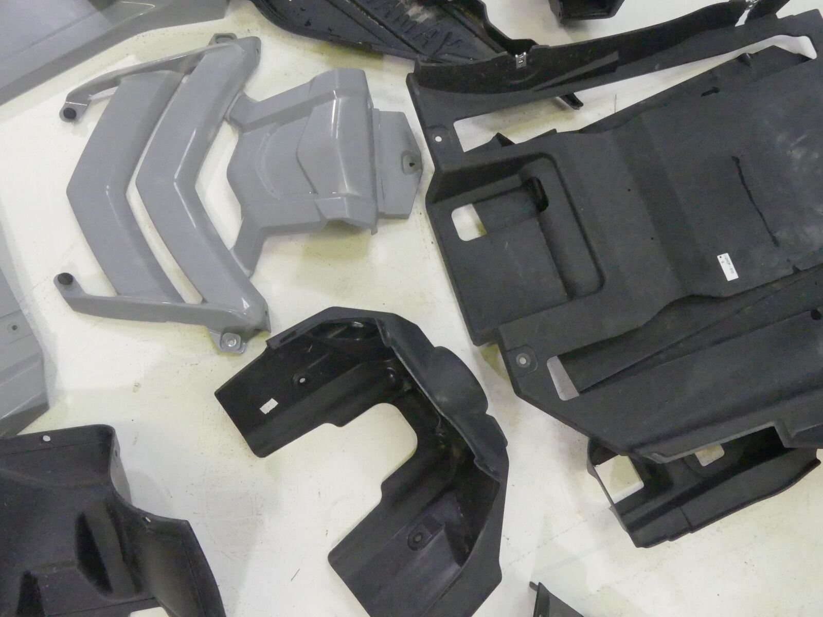2018 Yamaha YXZ1000 R EPS Body Fairing Fuel Tank Door Cover Set 2HC-F4110-00-00 {{ shop.shopifyCountryName }} - Mototech271