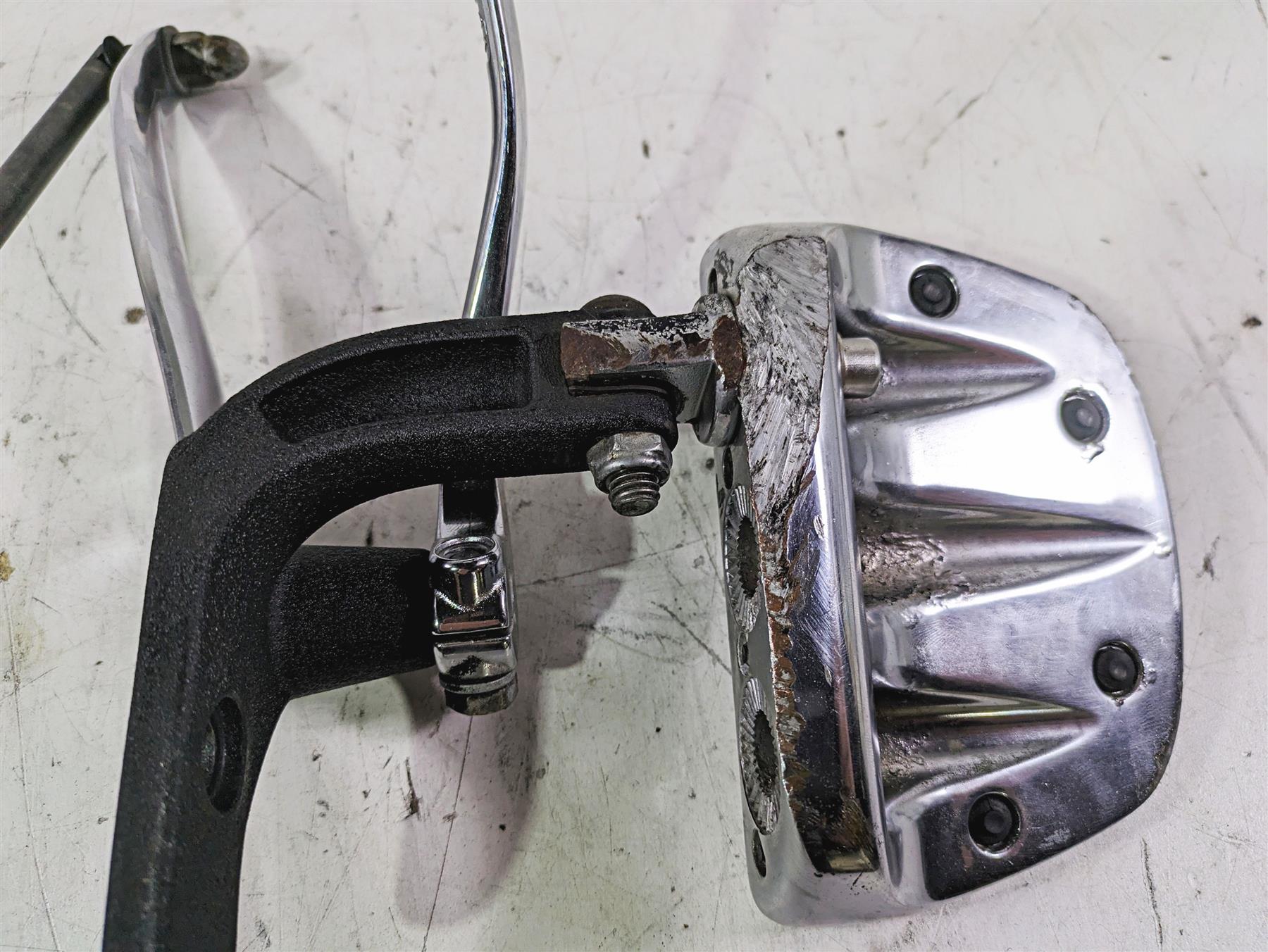 2013 Harley FXDWG Dyna Wide Glide Left Floorboard + Fw Controls - Read 33693-03 {{ shop.shopifyCountryName }} - Mototech271