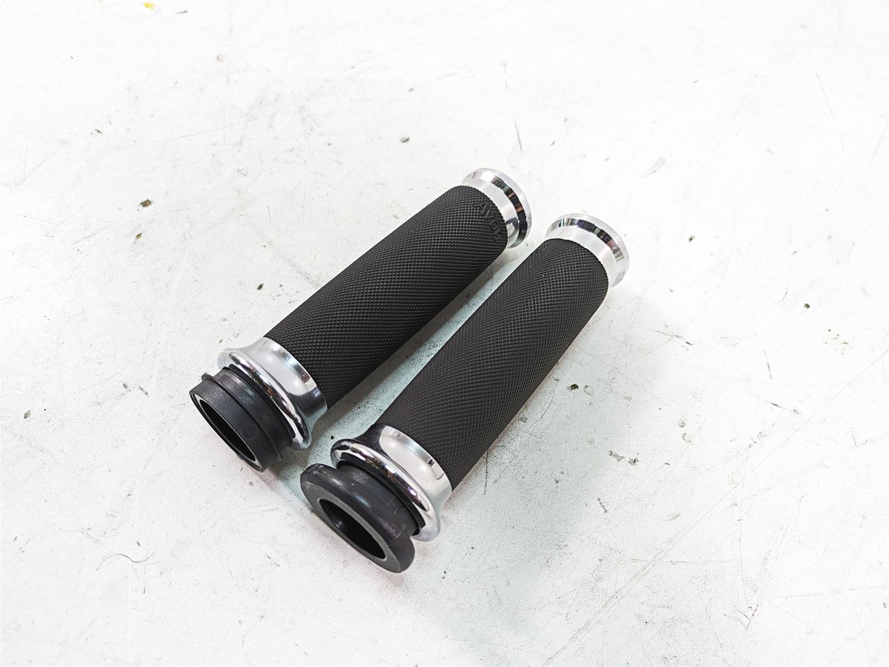 2010 Harley Touring FLHTCU Electra Glide Nice Avon Hand Grip Set CC-85-CH-FLY {{ shop.shopifyCountryName }} - Mototech271