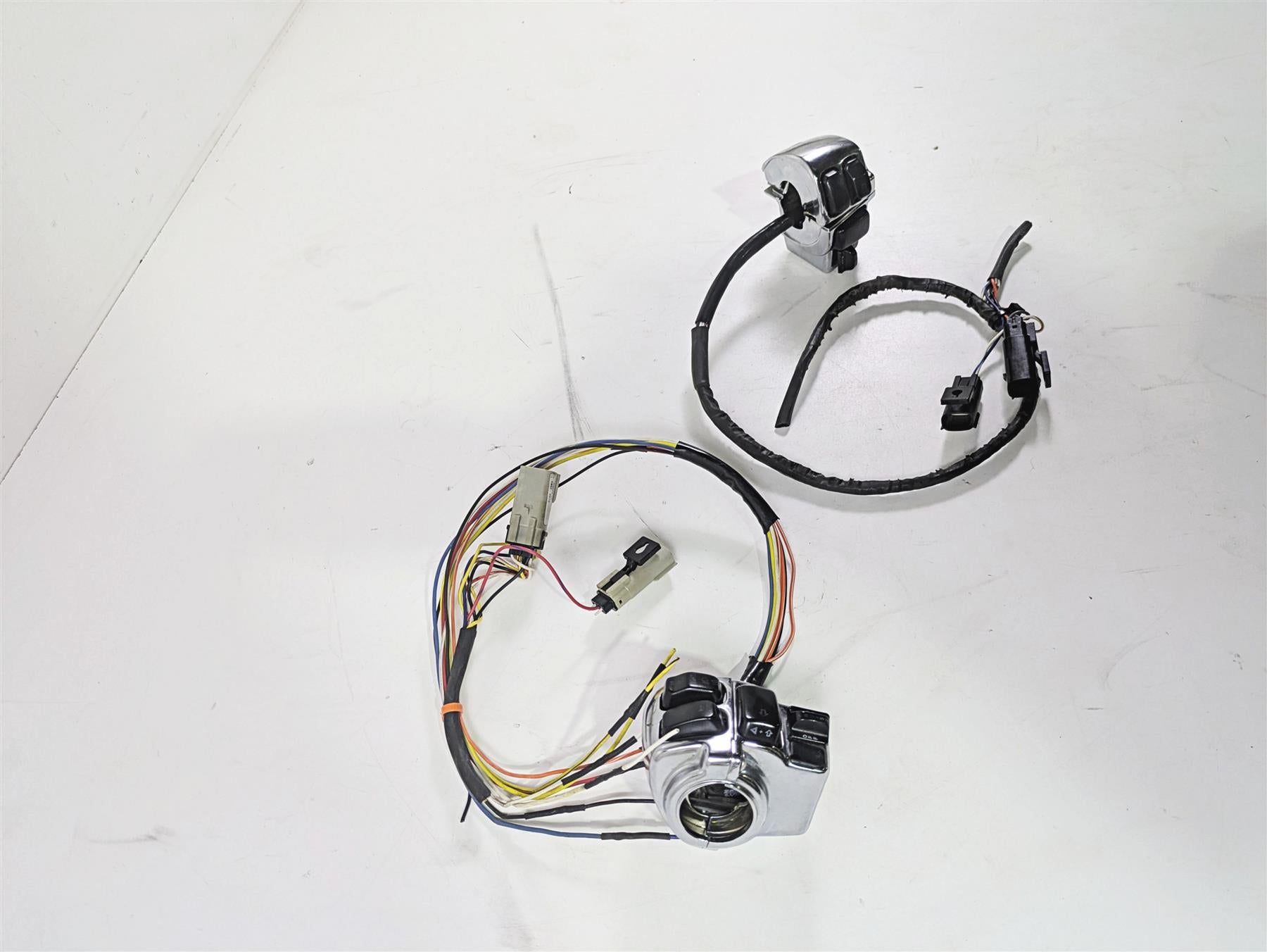 2007 Harley Touring FLHRSE CVO Road King Chrome Hand Control Switch Set 71682-06 {{ shop.shopifyCountryName }} - Mototech271