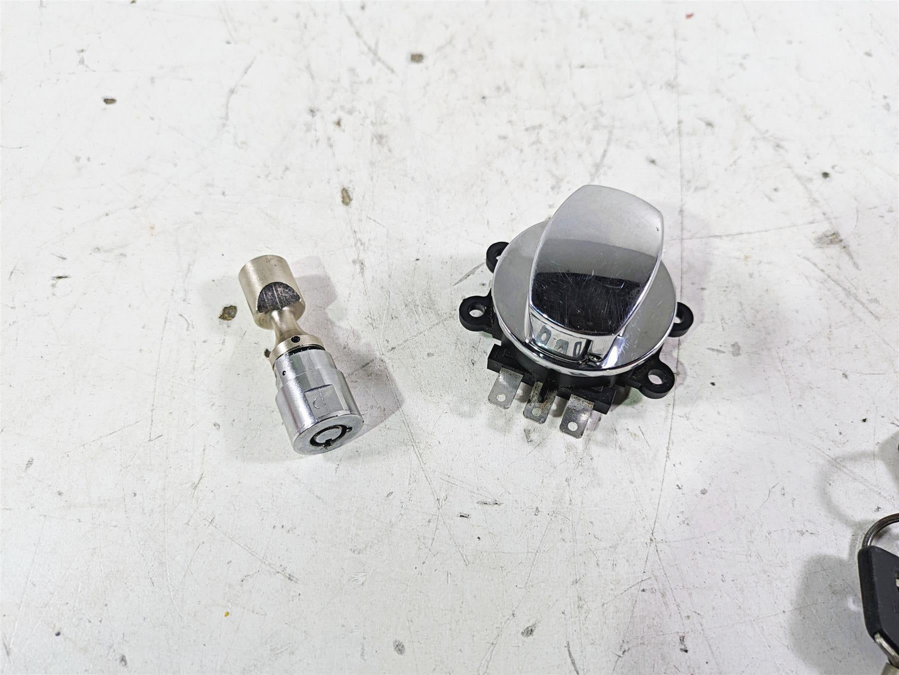 2005 Harley Softail FLSTFSE CVO Fat Boy Ignition Switch Key Lock Set 71450-04 {{ shop.shopifyCountryName }} - Mototech271