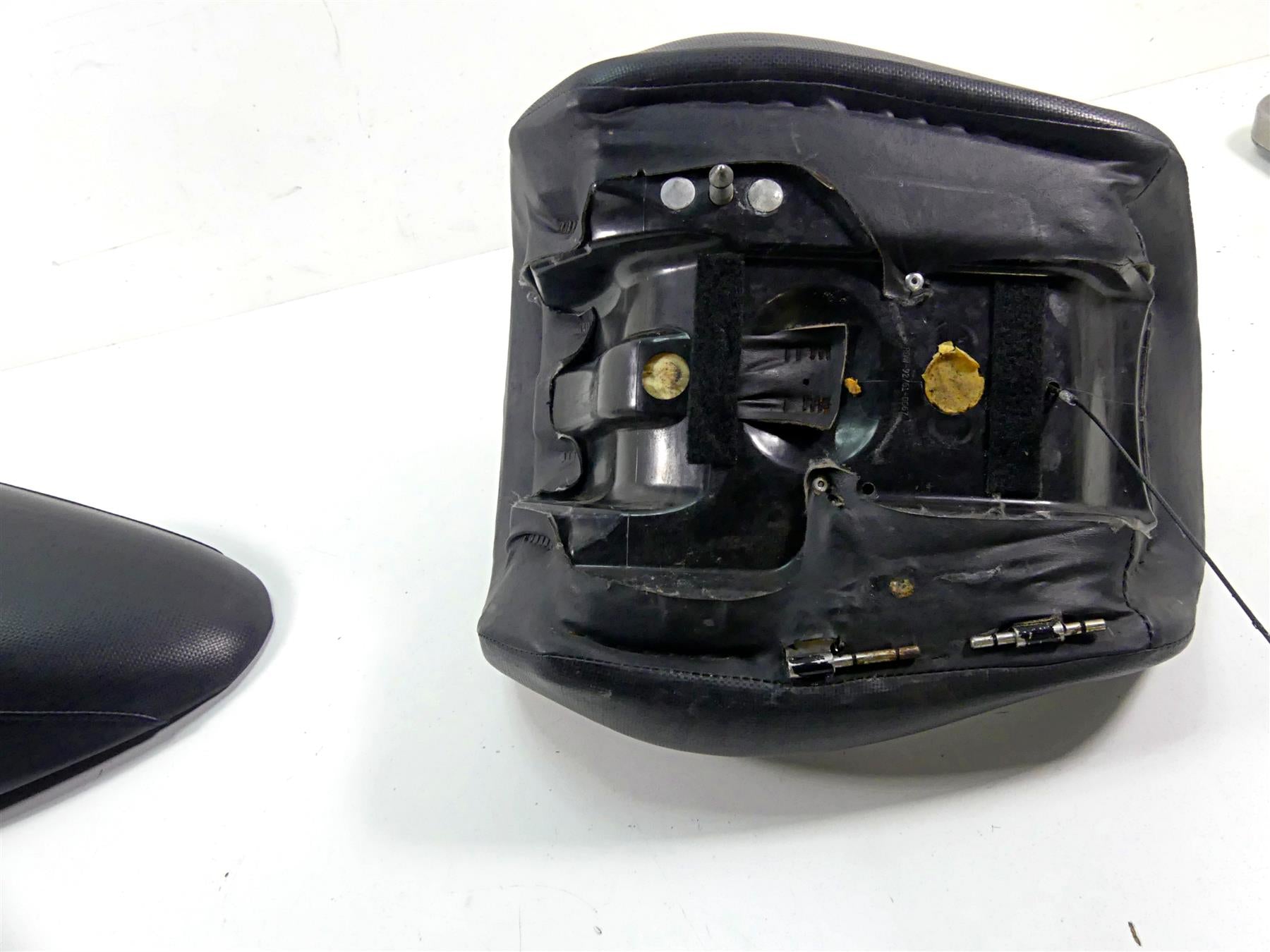 2005 Harley VRSCSE CVO V-Rod Front Rear Seat Saddle Set 51595-05 51594-05 {{ shop.shopifyCountryName }} - Mototech271