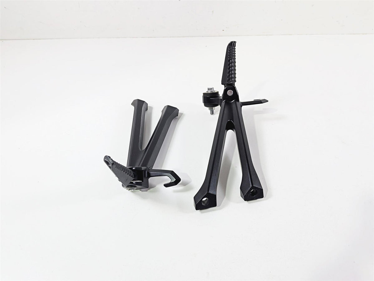 2024 Suzuki GSXR600 Passenger Footpeg Foot Peg Rest Set 43600-14J30 43700-14J30 {{ shop.shopifyCountryName }} - Mototech271