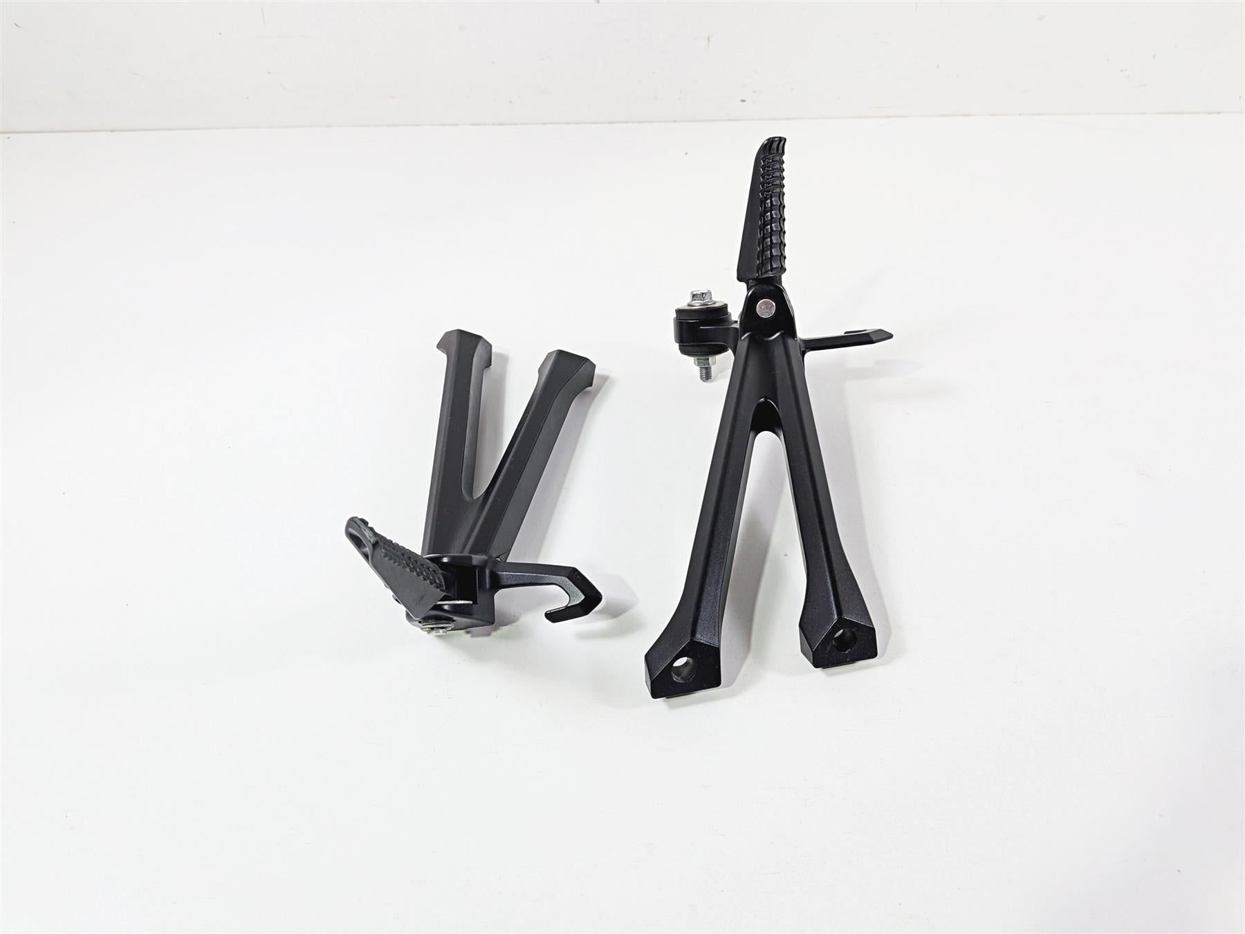 2024 Suzuki GSXR600 Passenger Footpeg Foot Peg Rest Set 43600-14J30 43700-14J30 {{ shop.shopifyCountryName }} - Mototech271