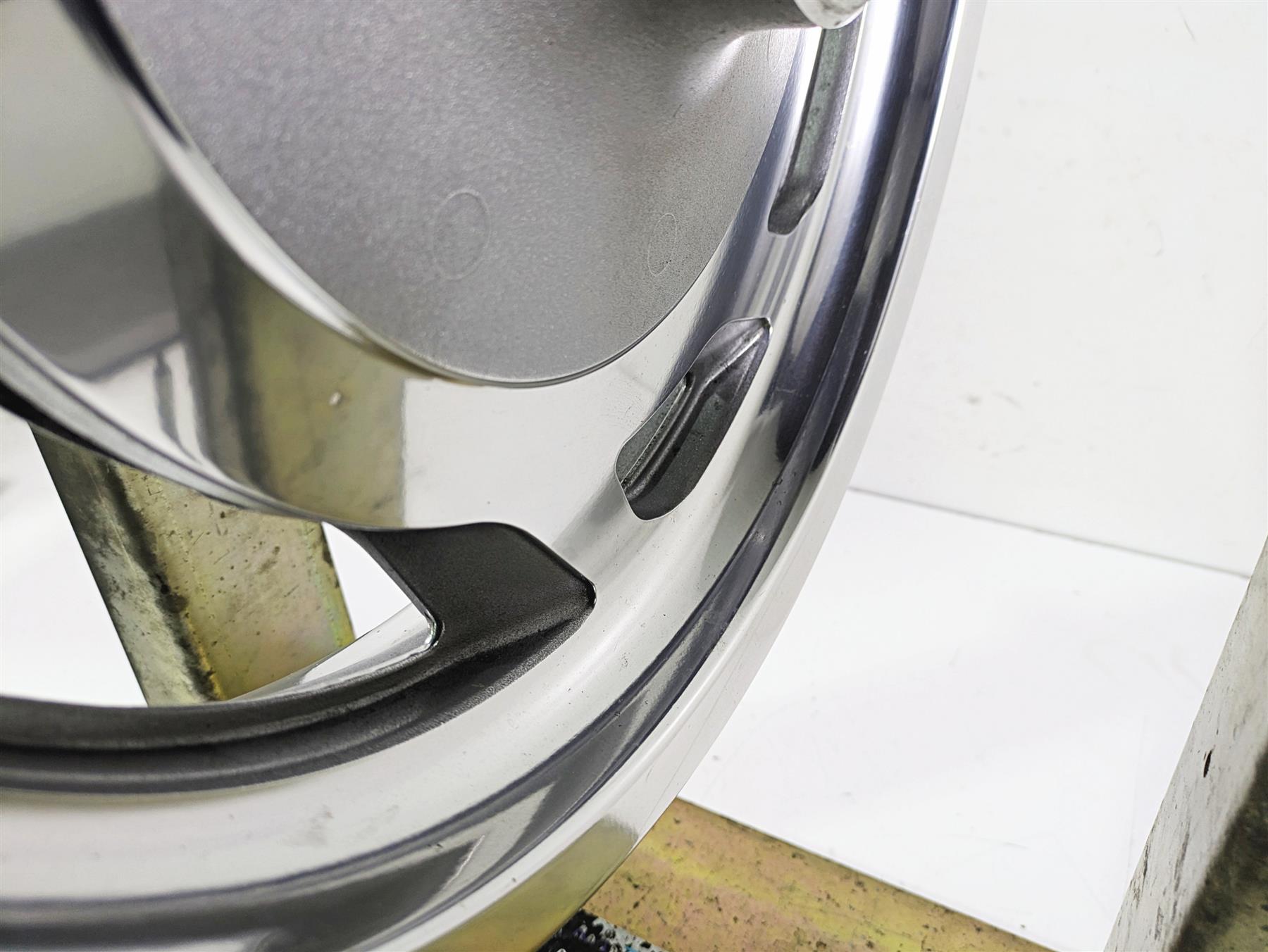 2002 Honda GL1500 CD Valkyrie Deluxe Nice Front Wheel Rim 17x3.5 44650-MZ0-B22 {{ shop.shopifyCountryName }} - Mototech271