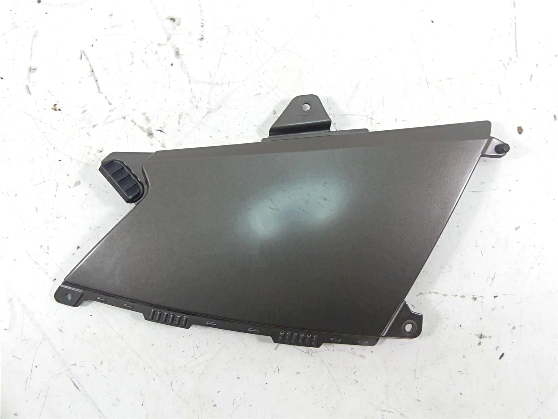 2009 BMW R1200 GS K25 Left Between Leg Side Cover Fairing 46637693433 {{ shop.shopifyCountryName }} - Mototech271