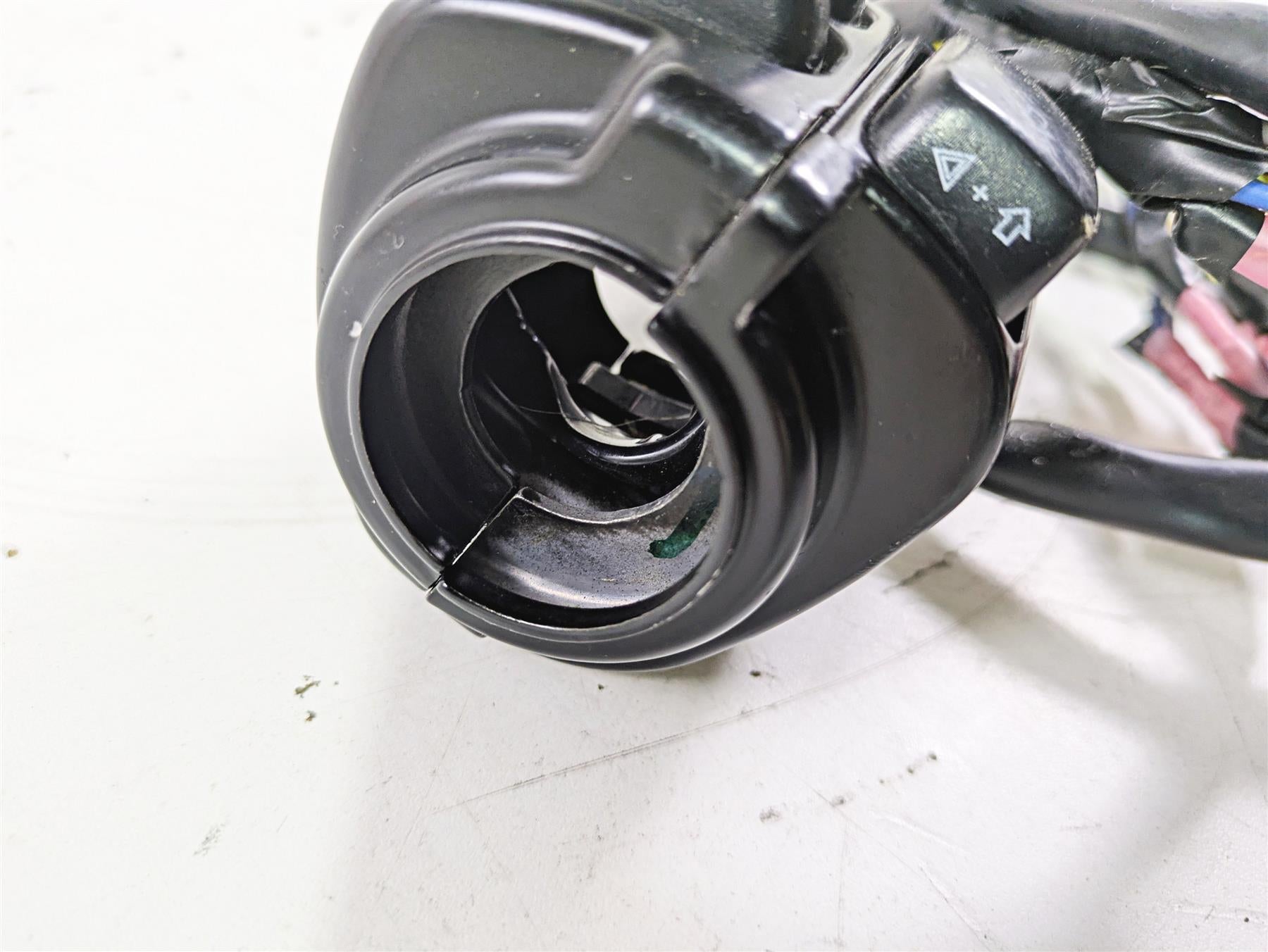2011 Harley FXDC Dyna Super Glide Left Hand Control Switch Horn Lights 71682-06A {{ shop.shopifyCountryName }} - Mototech271
