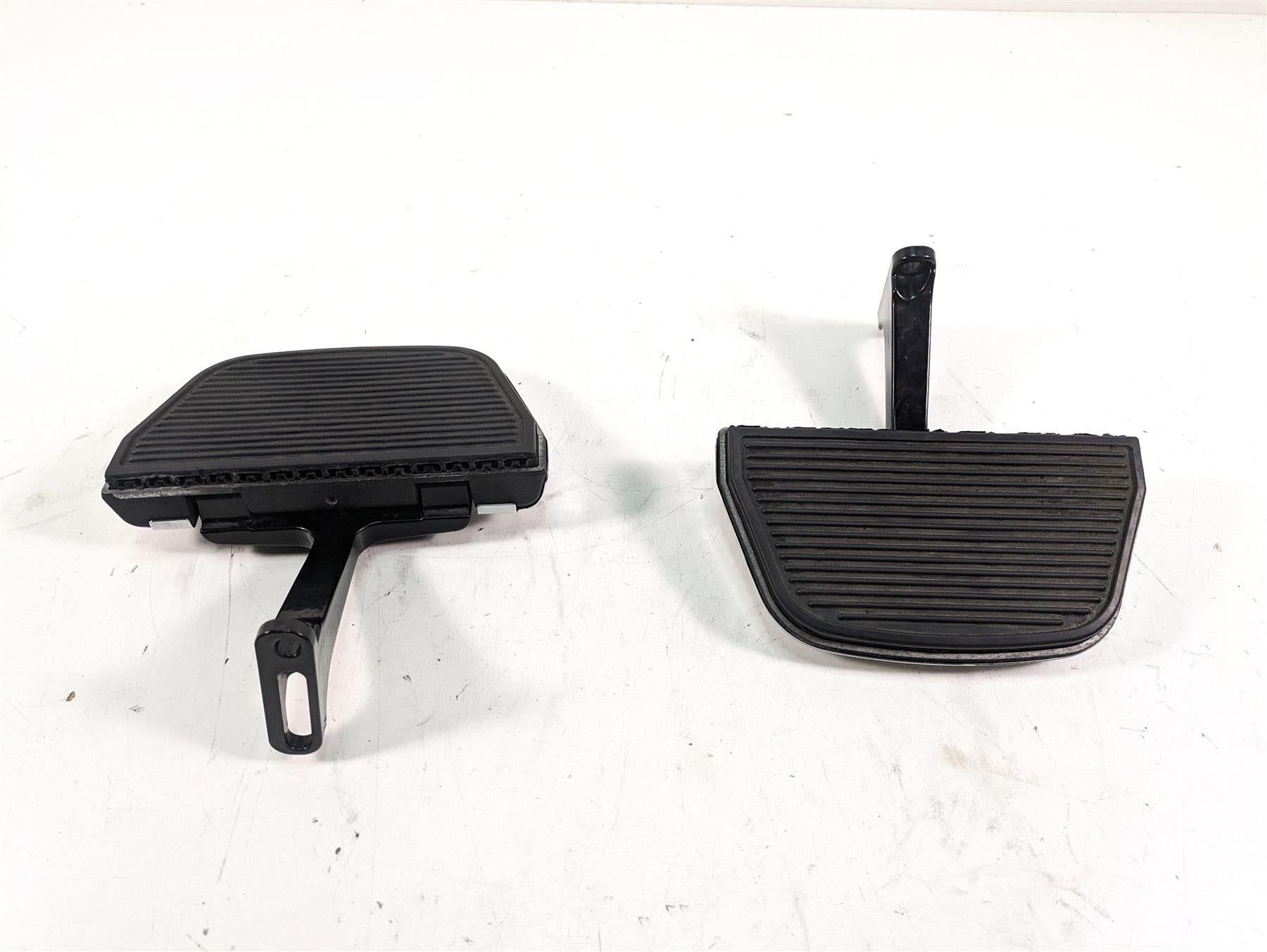2014 Harley Touring FLHTK Electra Glide Rear Passenger Floor Board Set 52719-10 {{ shop.shopifyCountryName }} - Mototech271