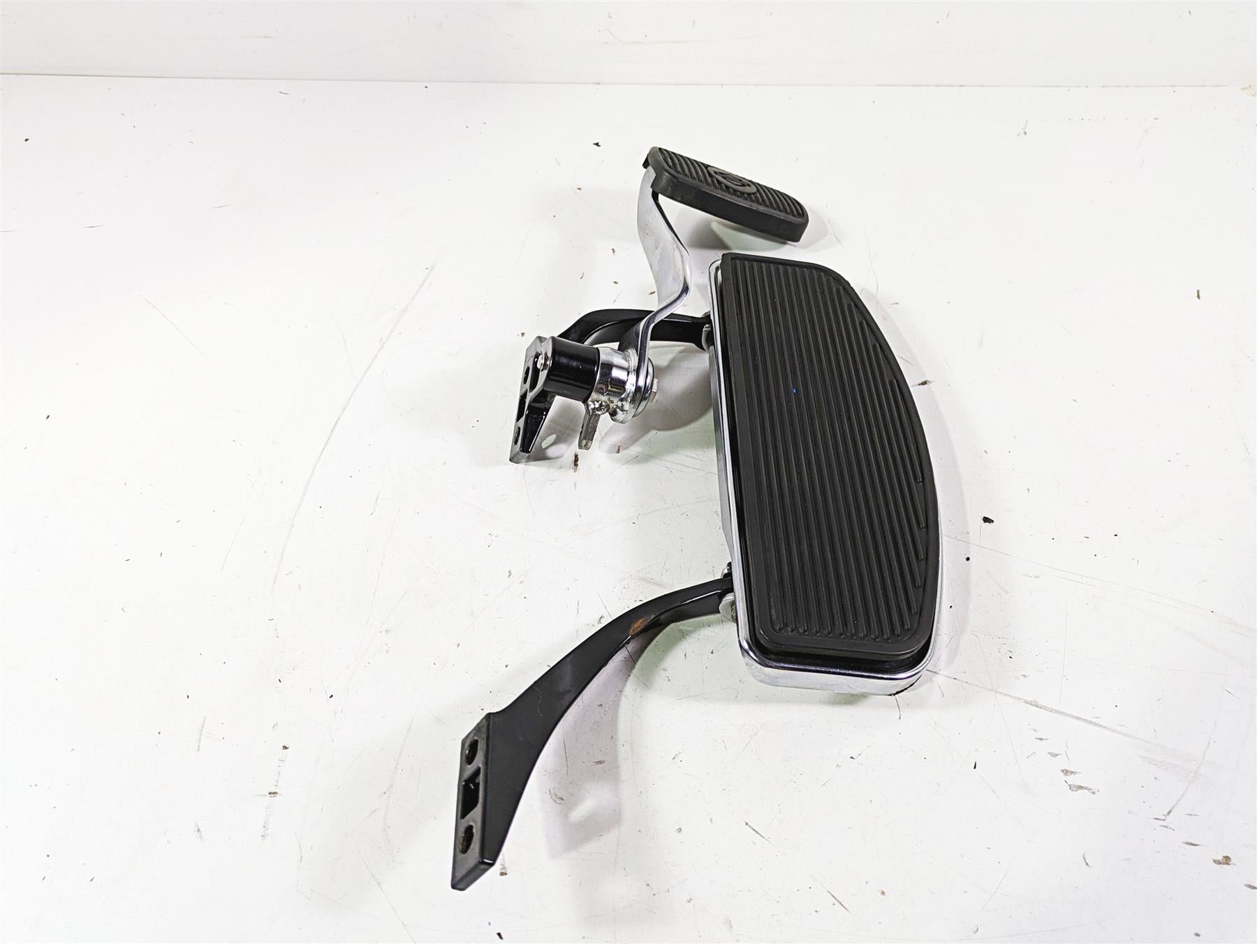 2012 Harley FLD Dyna Switchback Right Floorboard & Brake Pedal 54172-12 B {{ shop.shopifyCountryName }} - Mototech271