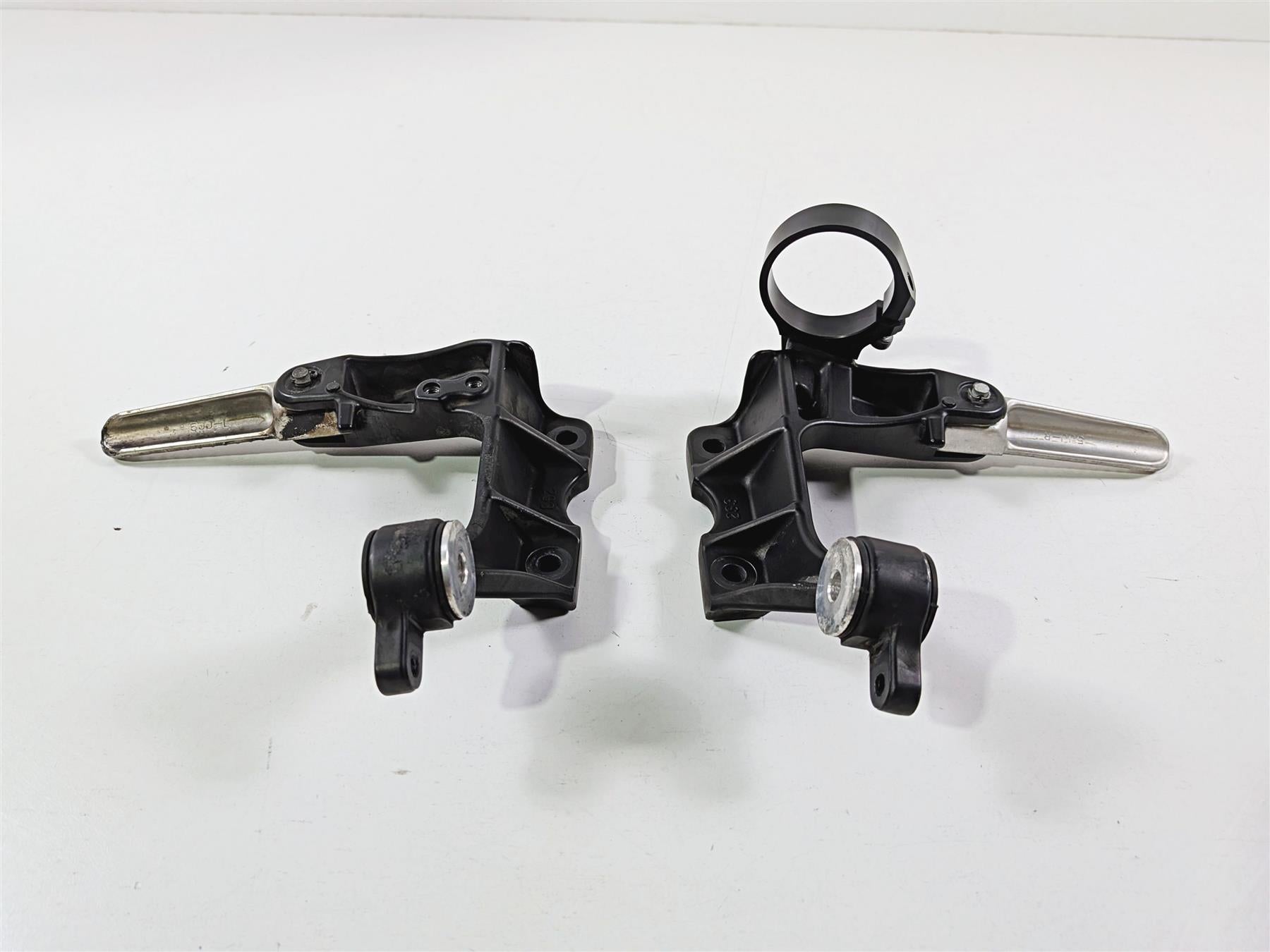 2009 Yamaha VMX17 V-Max 1700 Rear Passenger Footpeg Set - Read 2S3-27430-00-00-Mototech271