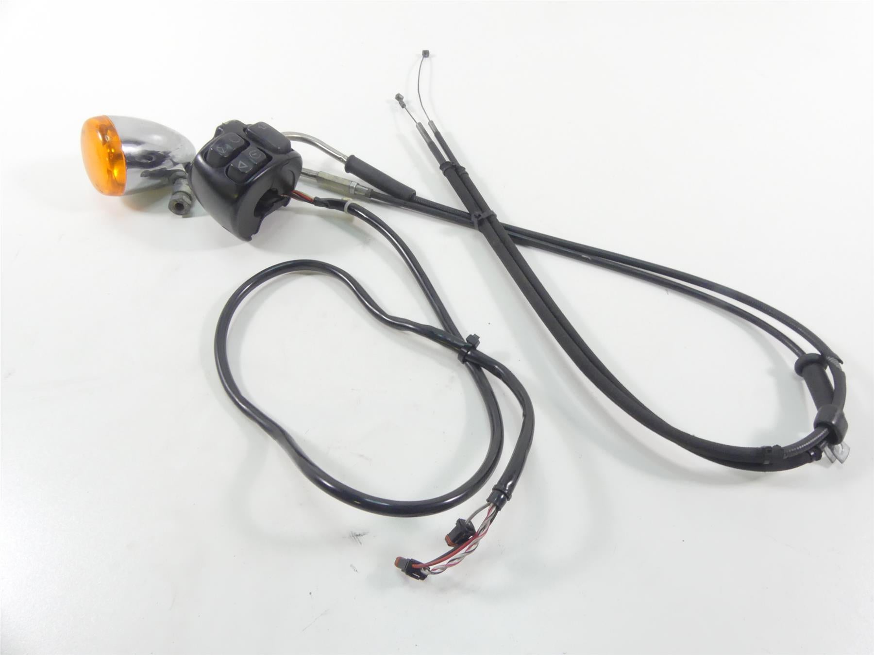 2017 Harley Dyna FXDB Street Bob Right Hand Control Switch & Blinker 71500360 {{ shop.shopifyCountryName }} - Mototech271