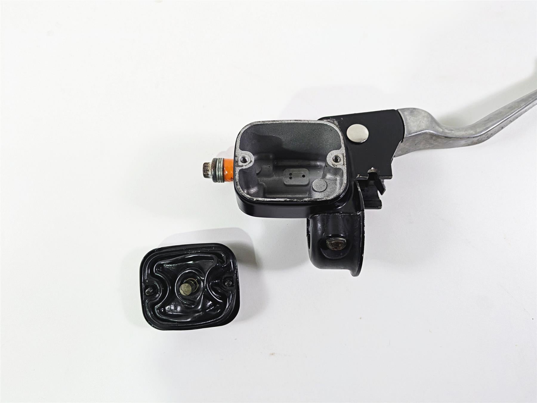 2005 Harley Touring FLHRI Road King Front Brake Master Cylinder 11/16" 41700738 {{ shop.shopifyCountryName }} - Mototech271