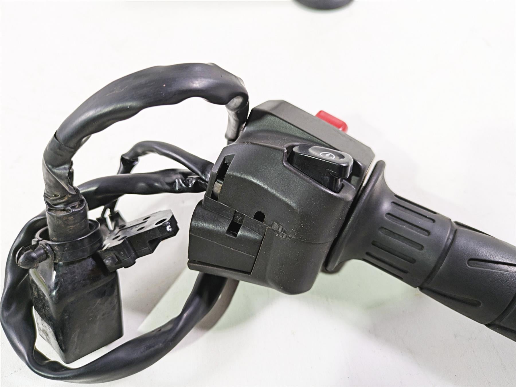 2009 Kawaski EX250 Ninja 250R Right Hand Start Kill Control Switch 46091-0157 {{ shop.shopifyCountryName }} - Mototech271