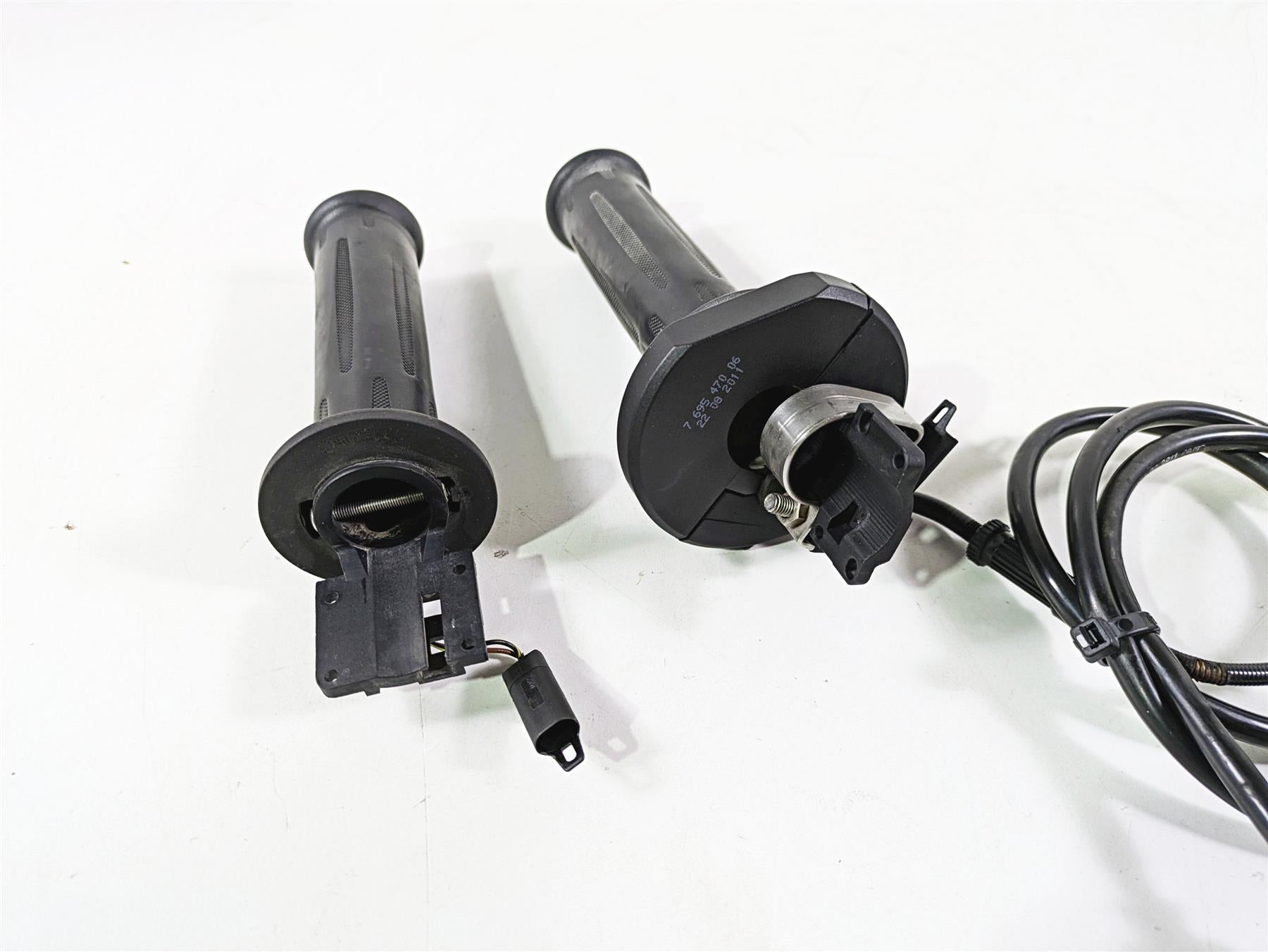 2012 BMW R1200R K27 Left Right Heated Hand Grip Set 61317727067 61317695470 {{ shop.shopifyCountryName }} - Mototech271
