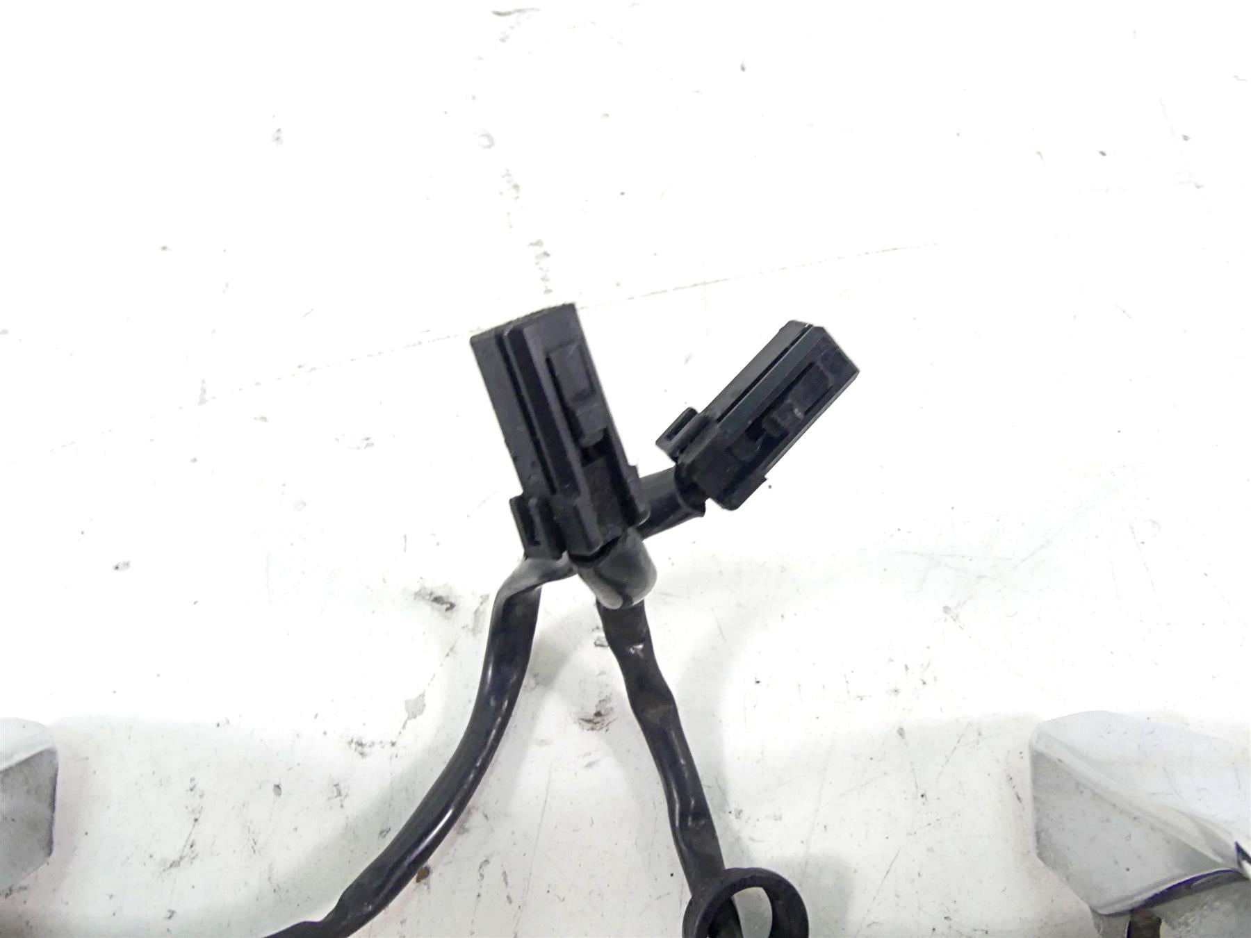 2002 Harley Touring FLHTC Electra Glide Rear Blinker Turn Signal Bar 68510-74C {{ shop.shopifyCountryName }} - Mototech271