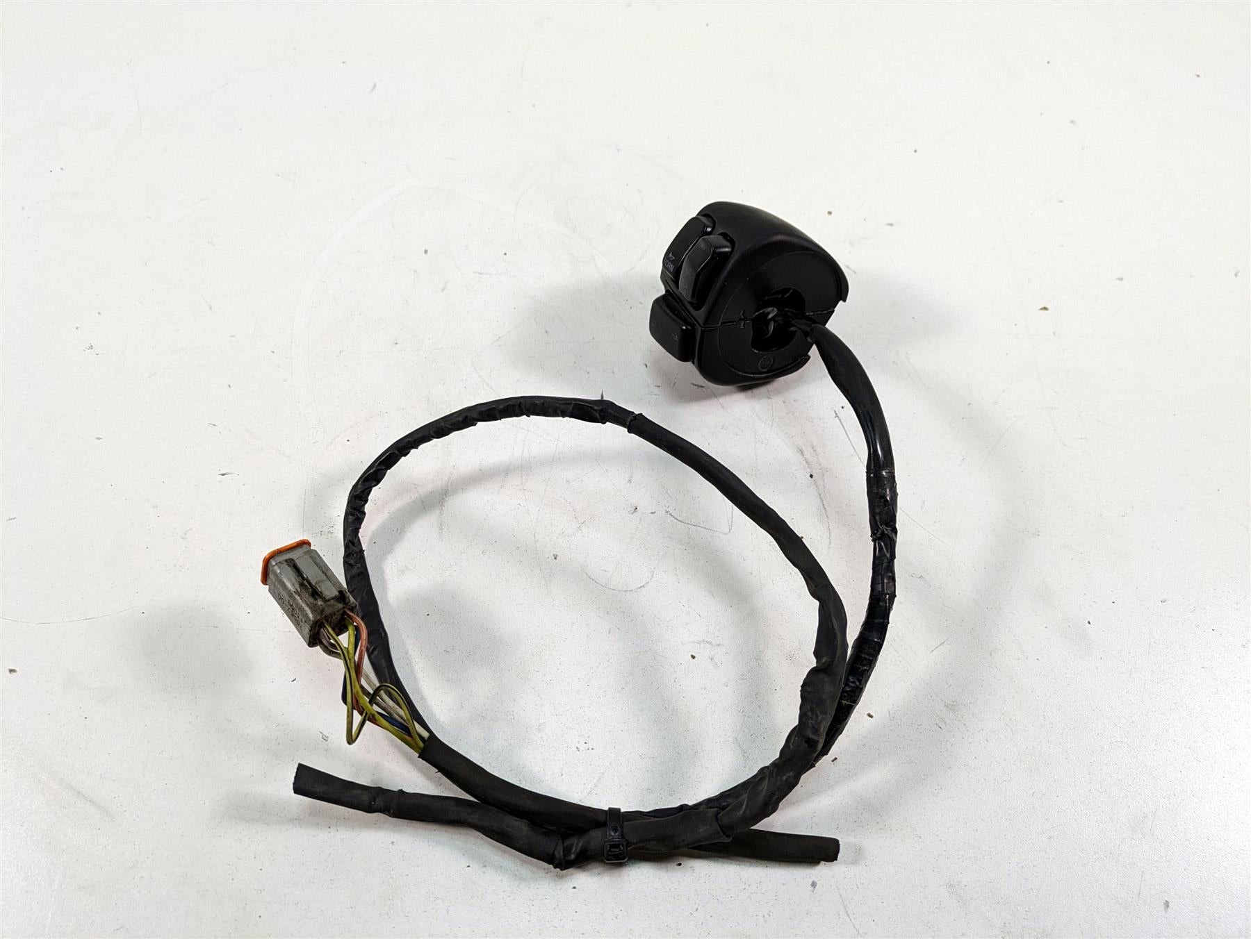 2000 Harley Dyna FXDL Low Rider Left Hand Control Switch 71682-06A 71685-06A {{ shop.shopifyCountryName }} - Mototech271