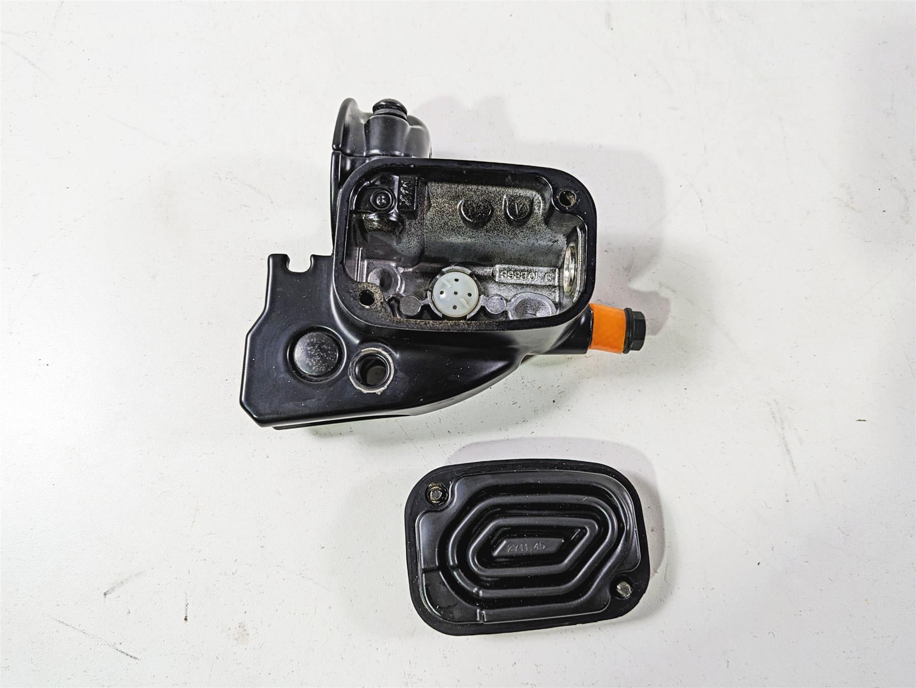 2020 Harley Touring FLHT Electra Glide Front Brake Master Cylinder 44551-08F {{ shop.shopifyCountryName }} - Mototech271