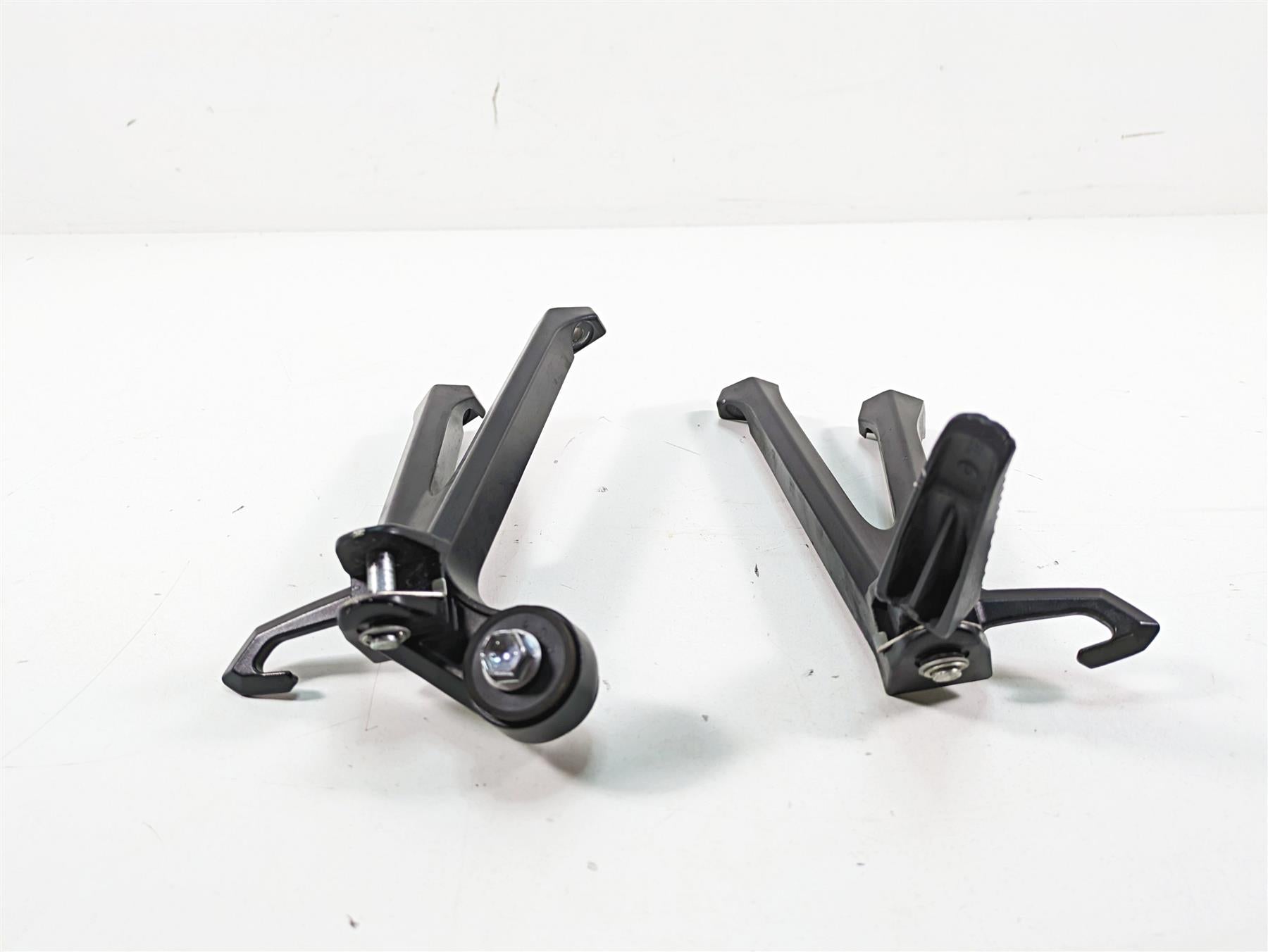 2022 Suzuki GSXR 750 Passenger Footpeg Foot Peg Rest Set 43600-14J30 43700-14J30 {{ shop.shopifyCountryName }} - Mototech271