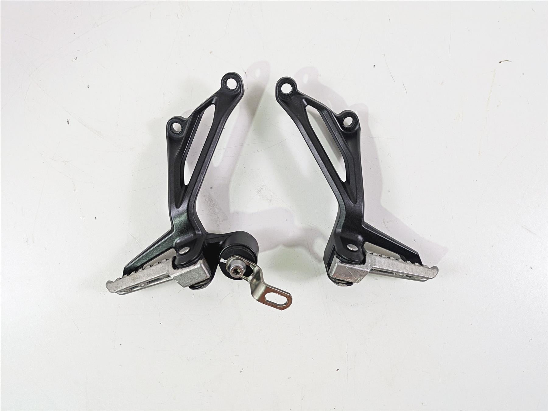 2020 Kawasaki Z900 ZR900 Rear Passenger Footpeg Rest Set 35063-1452-18R {{ shop.shopifyCountryName }} - Mototech271