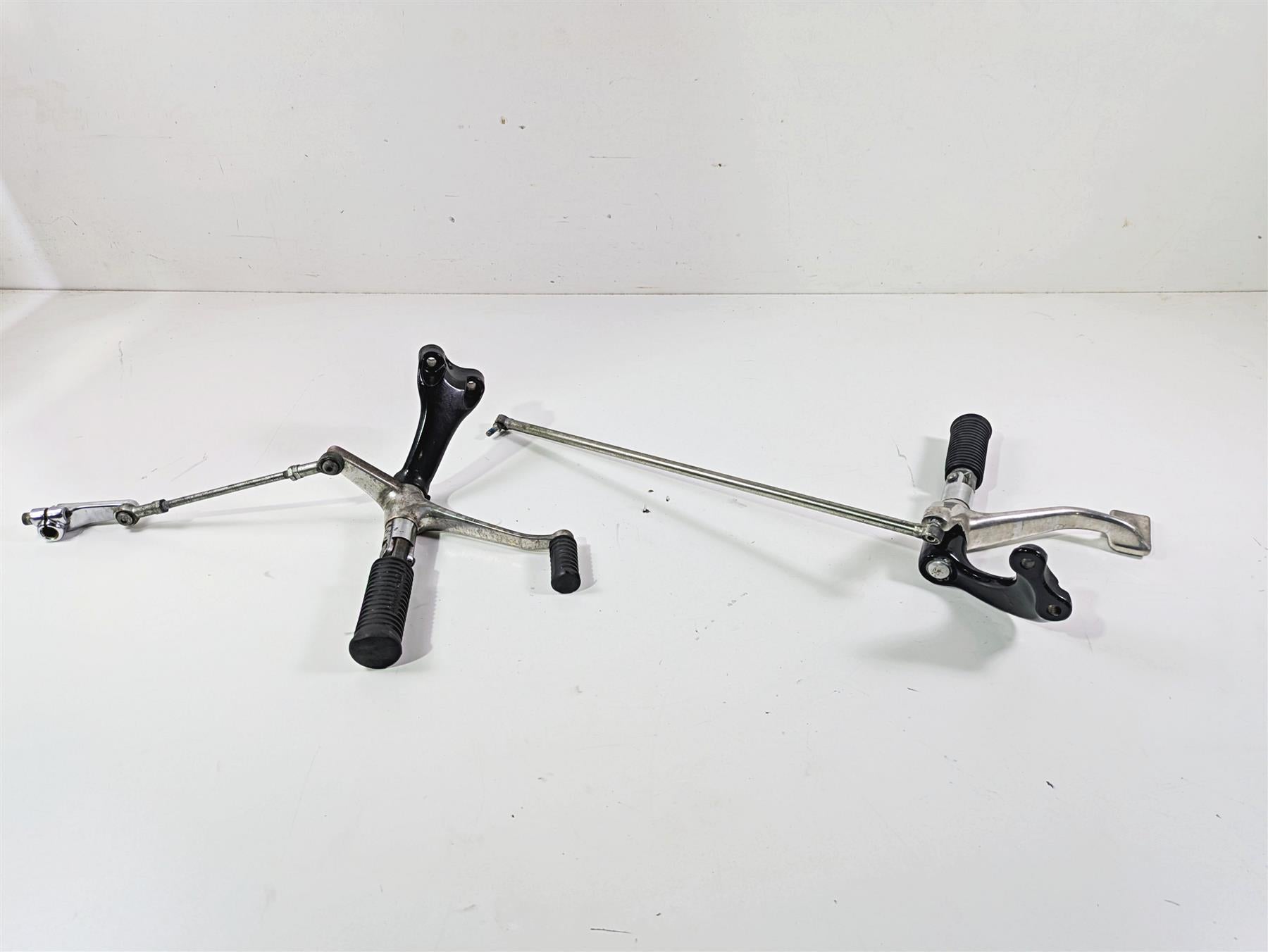 2007 Harley Sportster XL1200 C Front Footpeg Shifter Brake Pedal Set 42651-04 {{ shop.shopifyCountryName }} - Mototech271