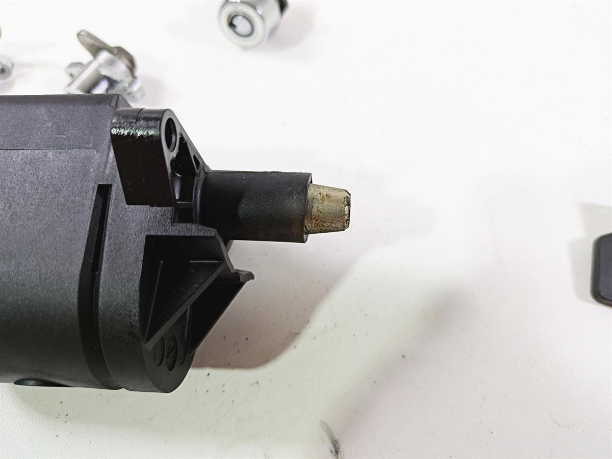 2010 Harley Touring FLHTK Electra Glide Ignition Switch Key Lock Set 71572-06 {{ shop.shopifyCountryName }} - Mototech271