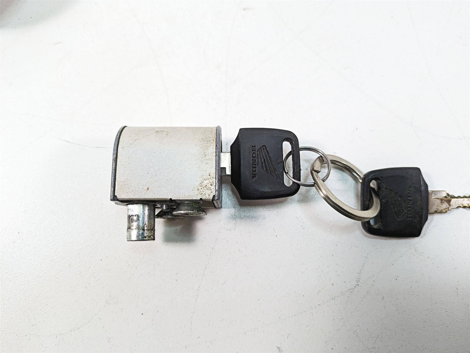 2006 Honda V-Twin VTX1300 R Ignition Switch Key Lock Tank Cap Set 35010-MEA-740 {{ shop.shopifyCountryName }} - Mototech271