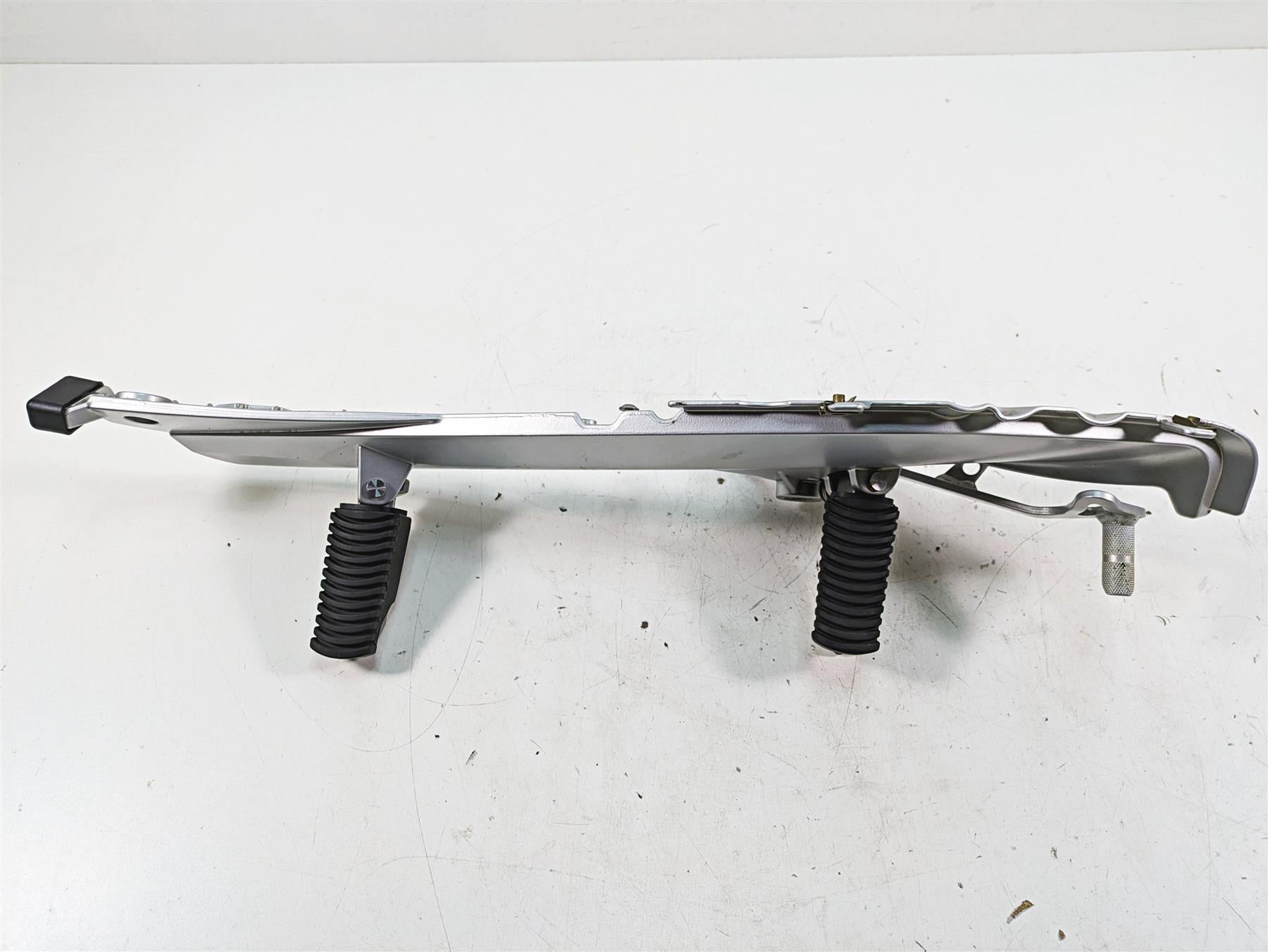 2007 BMW R1200RT K26 Right Footpeg Set& Brake Pedal 46717675290 {{ shop.shopifyCountryName }} - Mototech271
