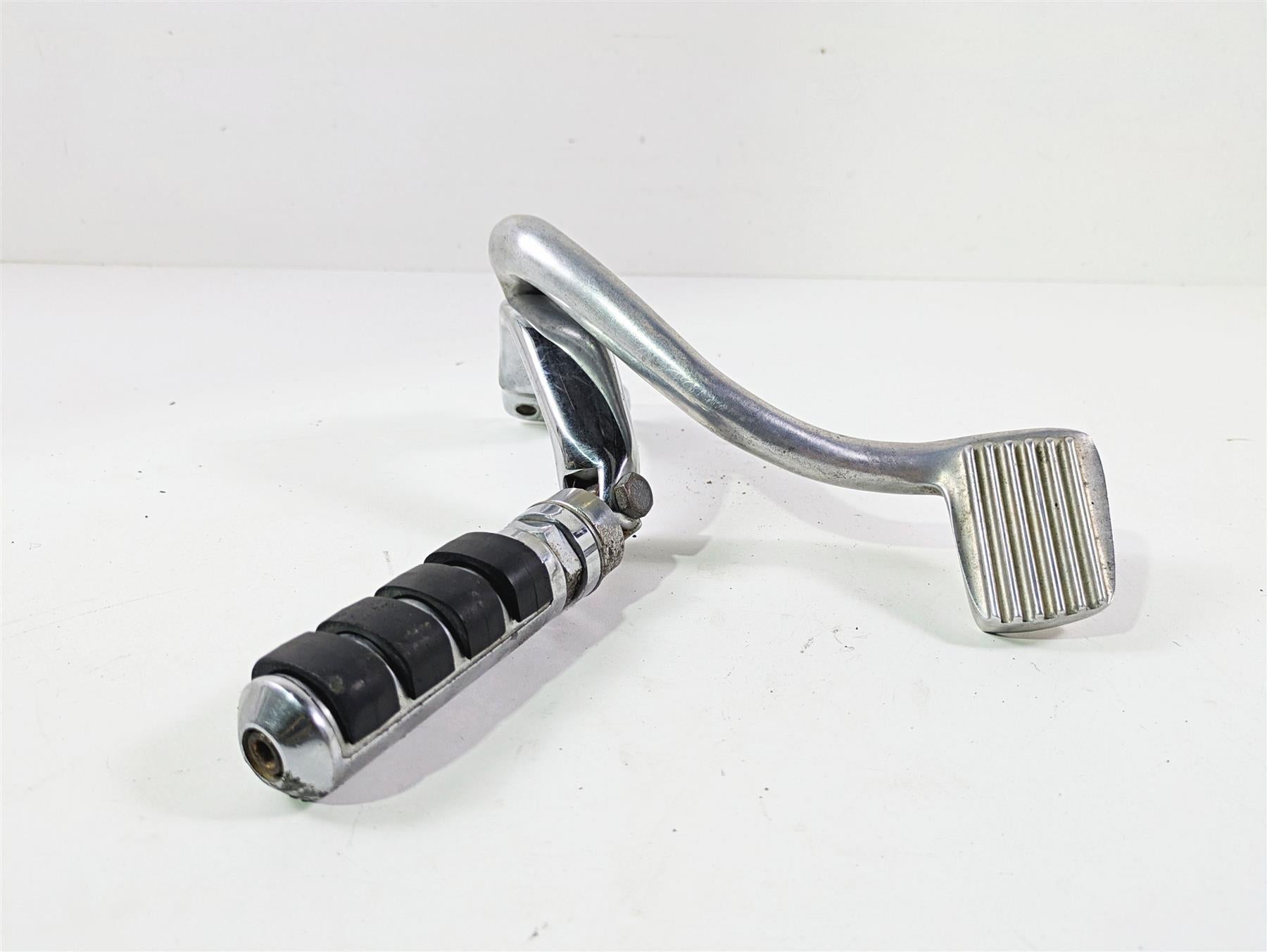 1999 Harley Dyna FXDL Low Rider Right Front Mid Footpeg & Brake Pedal 42502-90B {{ shop.shopifyCountryName }} - Mototech271