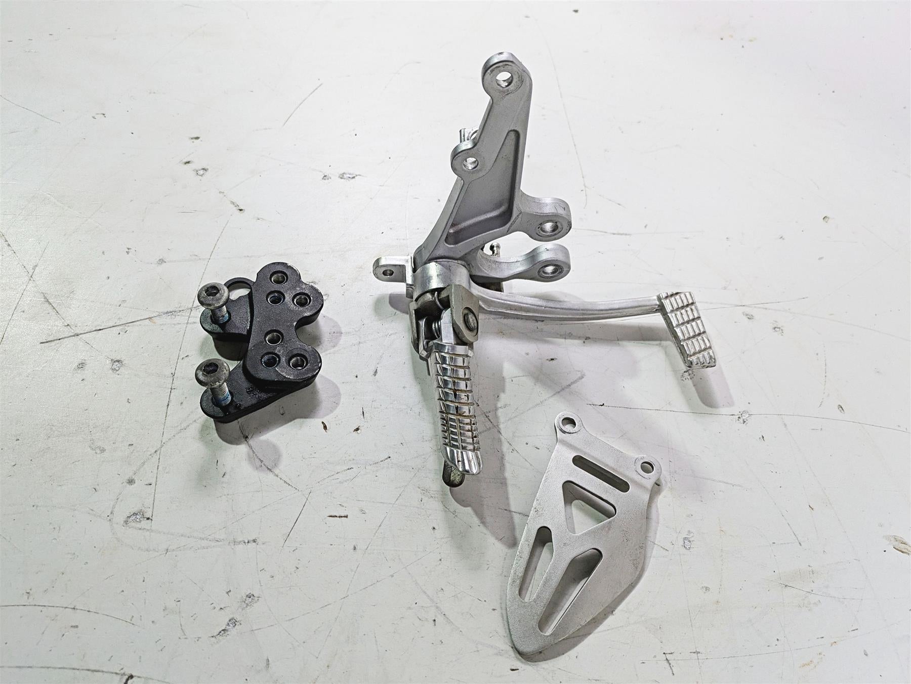 2016 Suzuki GSXR1000 Right Front Foot Peg Brake Pedal & Mount Set 3511-47H10 {{ shop.shopifyCountryName }} - Mototech271