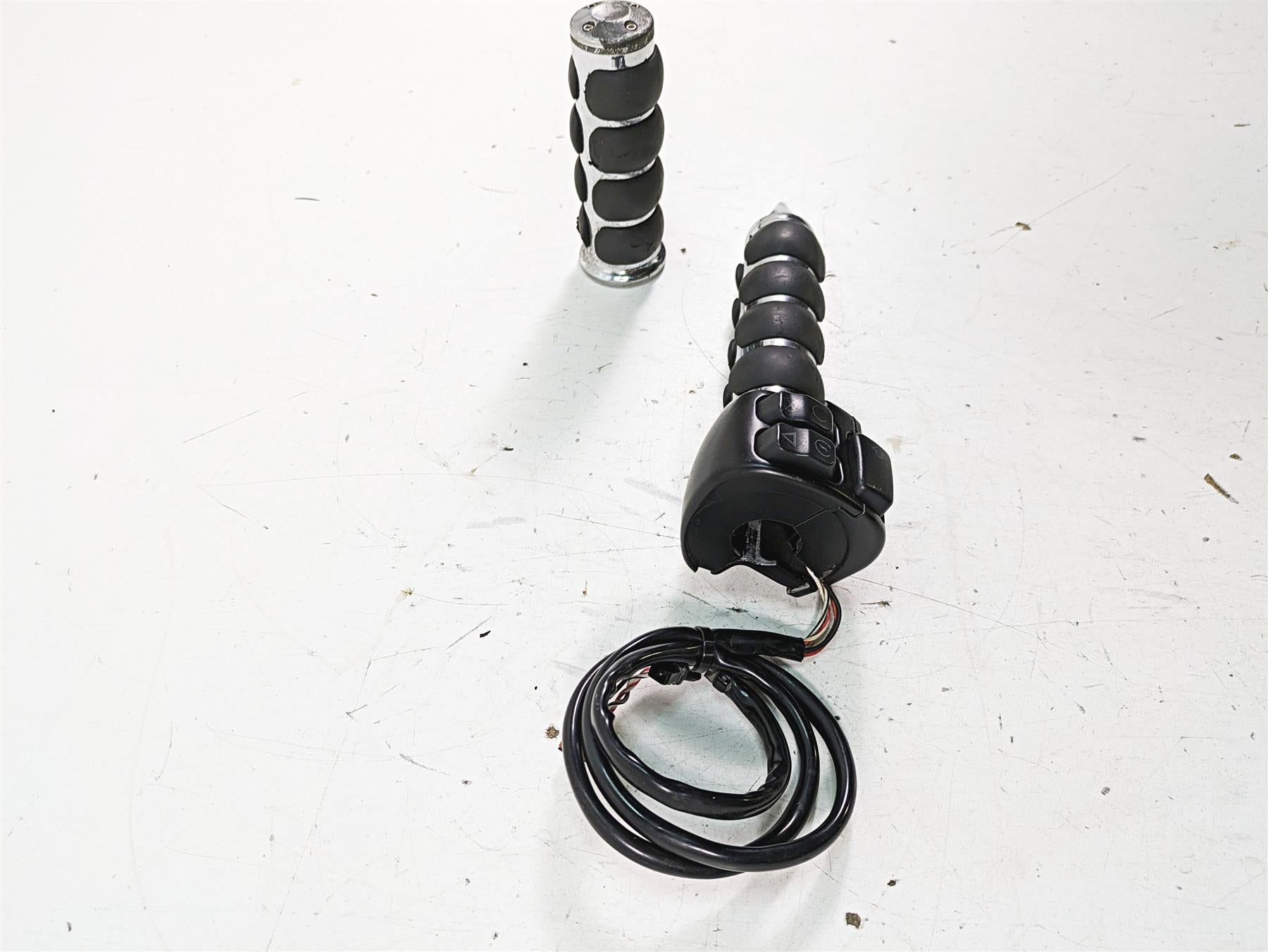 2019 Harley XL883N Sportster Iron Right Hand Control Switch 71500118 {{ shop.shopifyCountryName }} - Mototech271