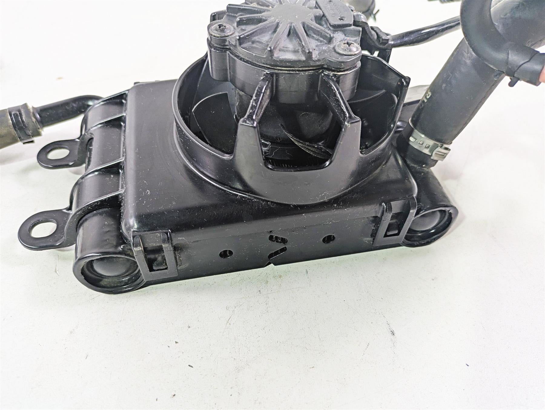 2015 Harley Touring FLHTKL Electra Glide Right Radiator Fan Reservoir 26800003F {{ shop.shopifyCountryName }} - Mototech271