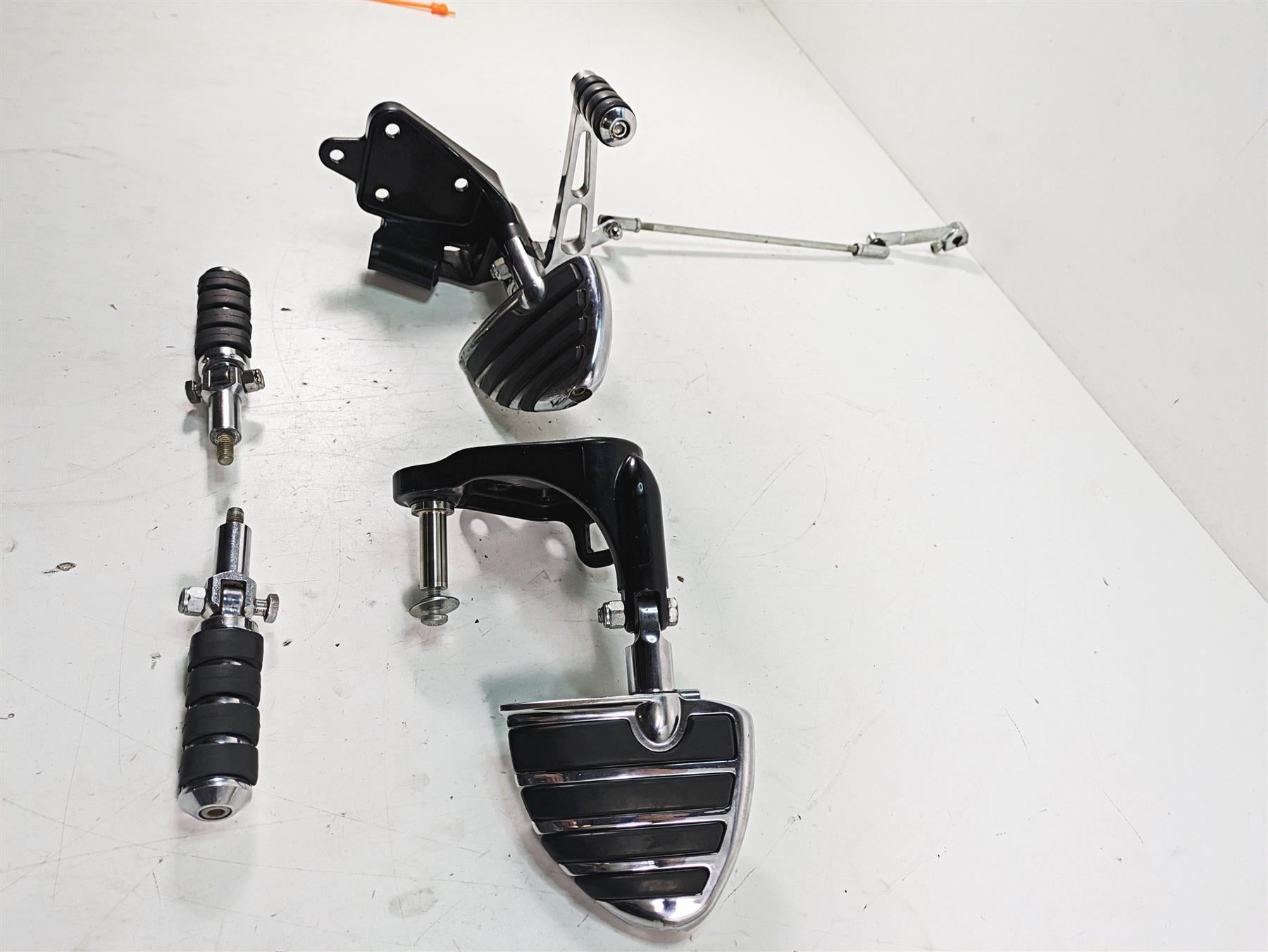 2000 Harley FXSTS Softail Springer Front Rear Footpeg & Shifter Set 33683-00 {{ shop.shopifyCountryName }} - Mototech271
