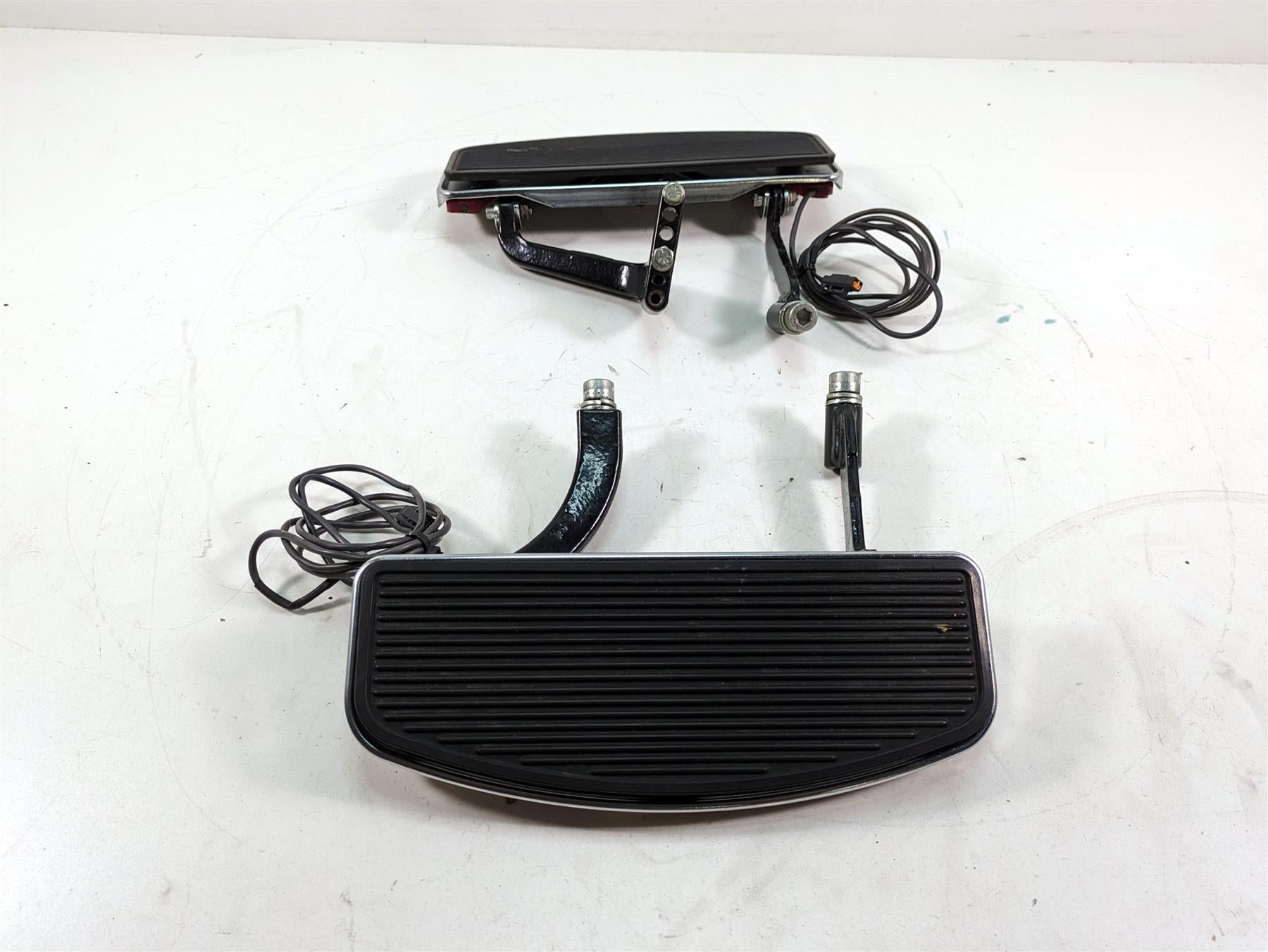2006 Harley Touring FLHTCUI Electra Glide Front Floorboard Set 50622-83 50518-83 {{ shop.shopifyCountryName }} - Mototech271