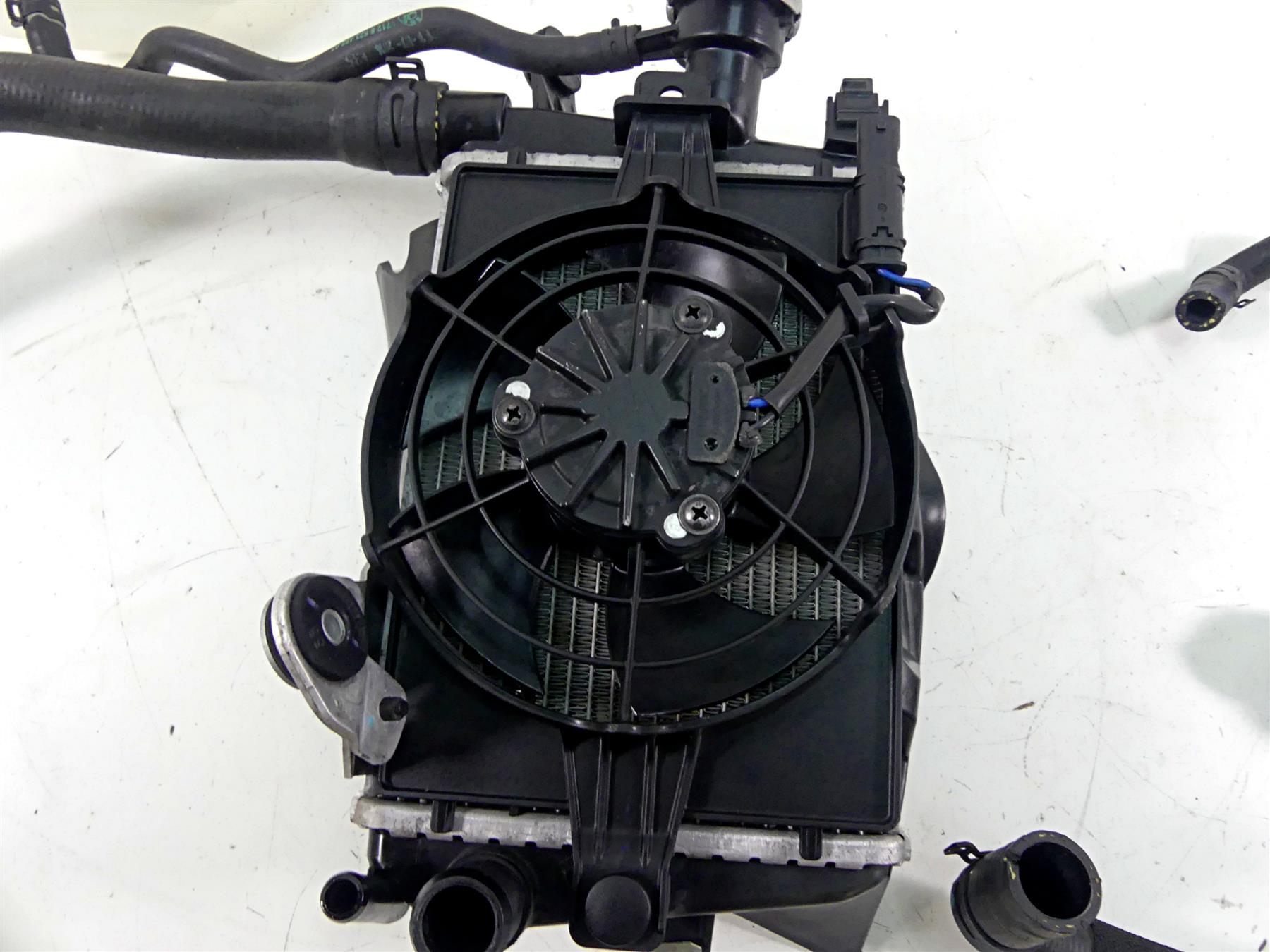 2015 BMW R1200GS GSW K50 Right Radiator + Reservoir Fan & Cover Set 17118546416 {{ shop.shopifyCountryName }} - Mototech271
