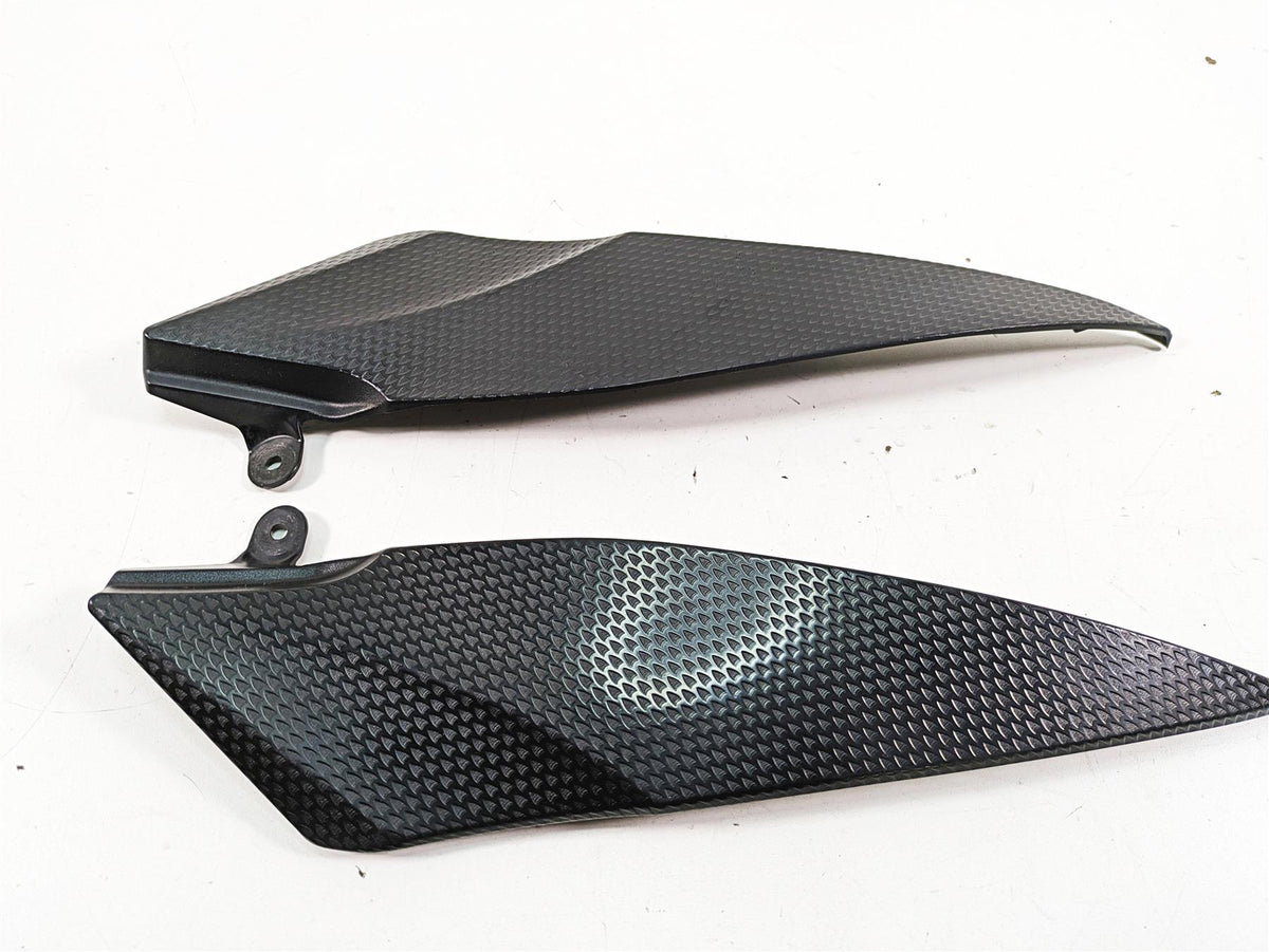 2007 Yamaha R1 YZFR1 Side Trim Infill under Tank Side Cover Fairing 4C8-24139-00 {{ shop.shopifyCountryName }} - Mototech271