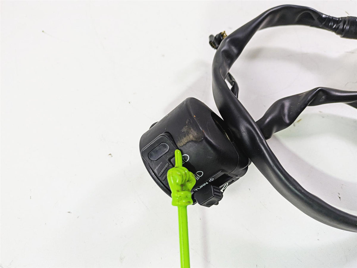 2025 Honda CBR600RR Left Hand Turn Signal Control Switch 35200-MJC-A01 {{ shop.shopifyCountryName }} - Mototech271