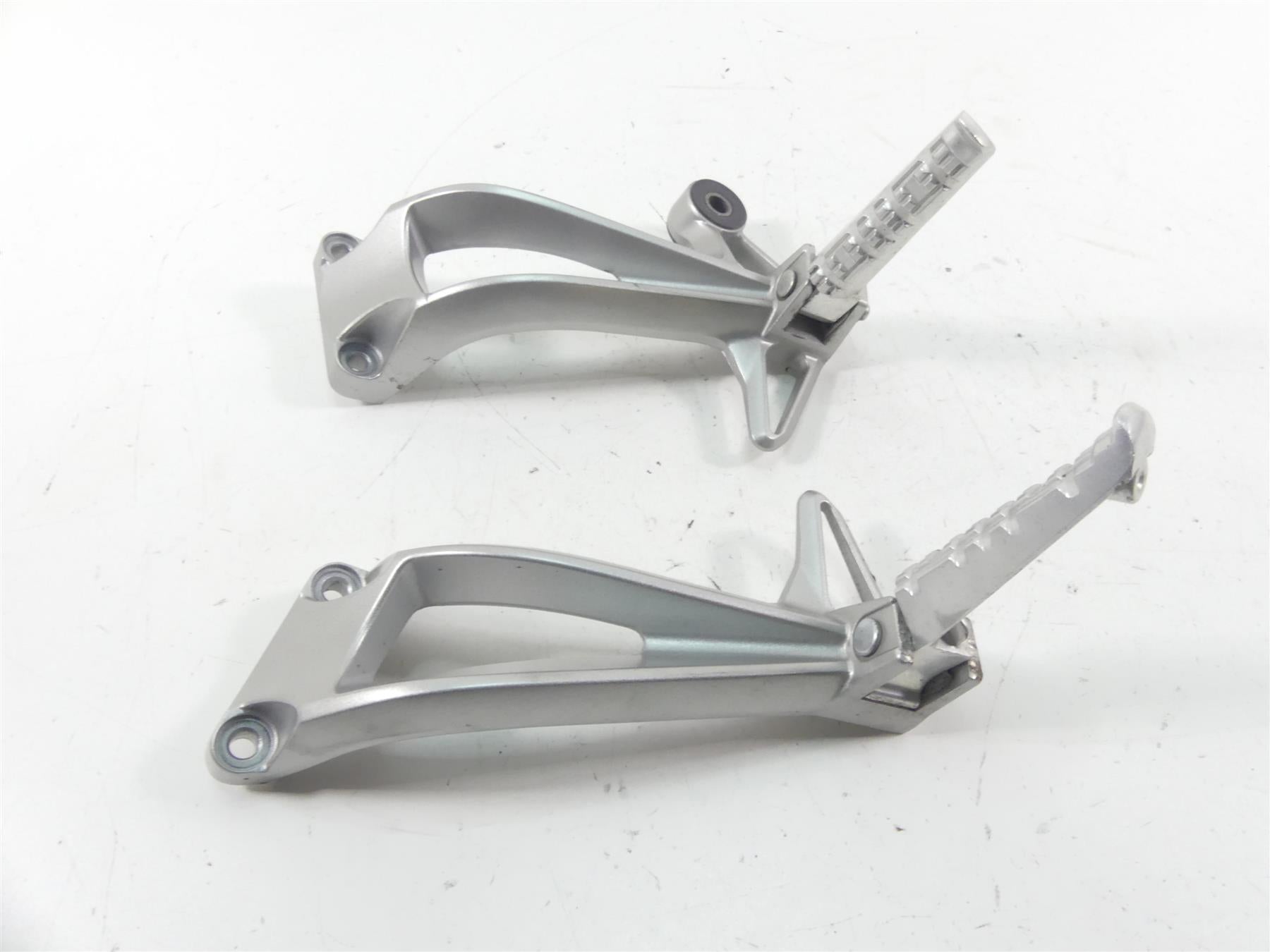 2008 Yamaha FZ1 Fazer Rear Passenger Footpeg Set 2D1-2741L-00-00 2D1-2742L-00-00 {{ shop.shopifyCountryName }} - Mototech271