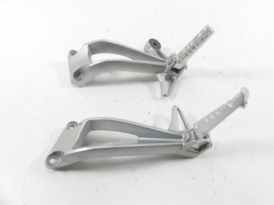 2008 Yamaha FZ1 Fazer Rear Passenger Footpeg Set 2D1-2741L-00-00 2D1-2742L-00-00 {{ shop.shopifyCountryName }} - Mototech271