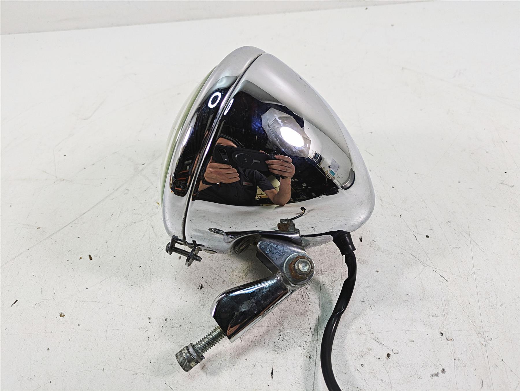 2007 Harley Sportster XL1200 C Headlight Head Light & Mount 5-3/4" 69681-07B {{ shop.shopifyCountryName }} - Mototech271