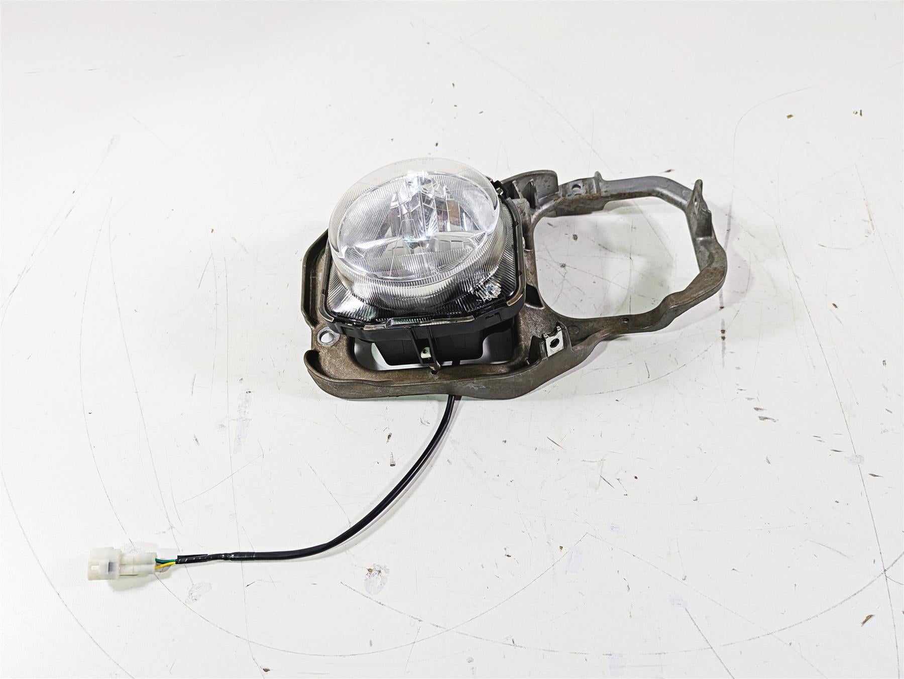 2022 Yamaha YXZ1000 R Left Headlight Mount & One Lamp 2UD-84300-00-00 {{ shop.shopifyCountryName }} - Mototech271