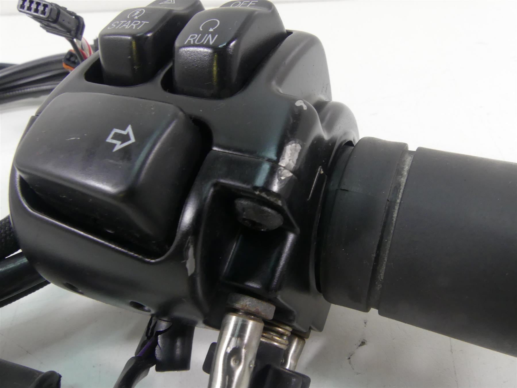 2015 Harley FXDF Dyna Fat Bob Right Control Switch Throttle + Blinker 72944-12 {{ shop.shopifyCountryName }} - Mototech271