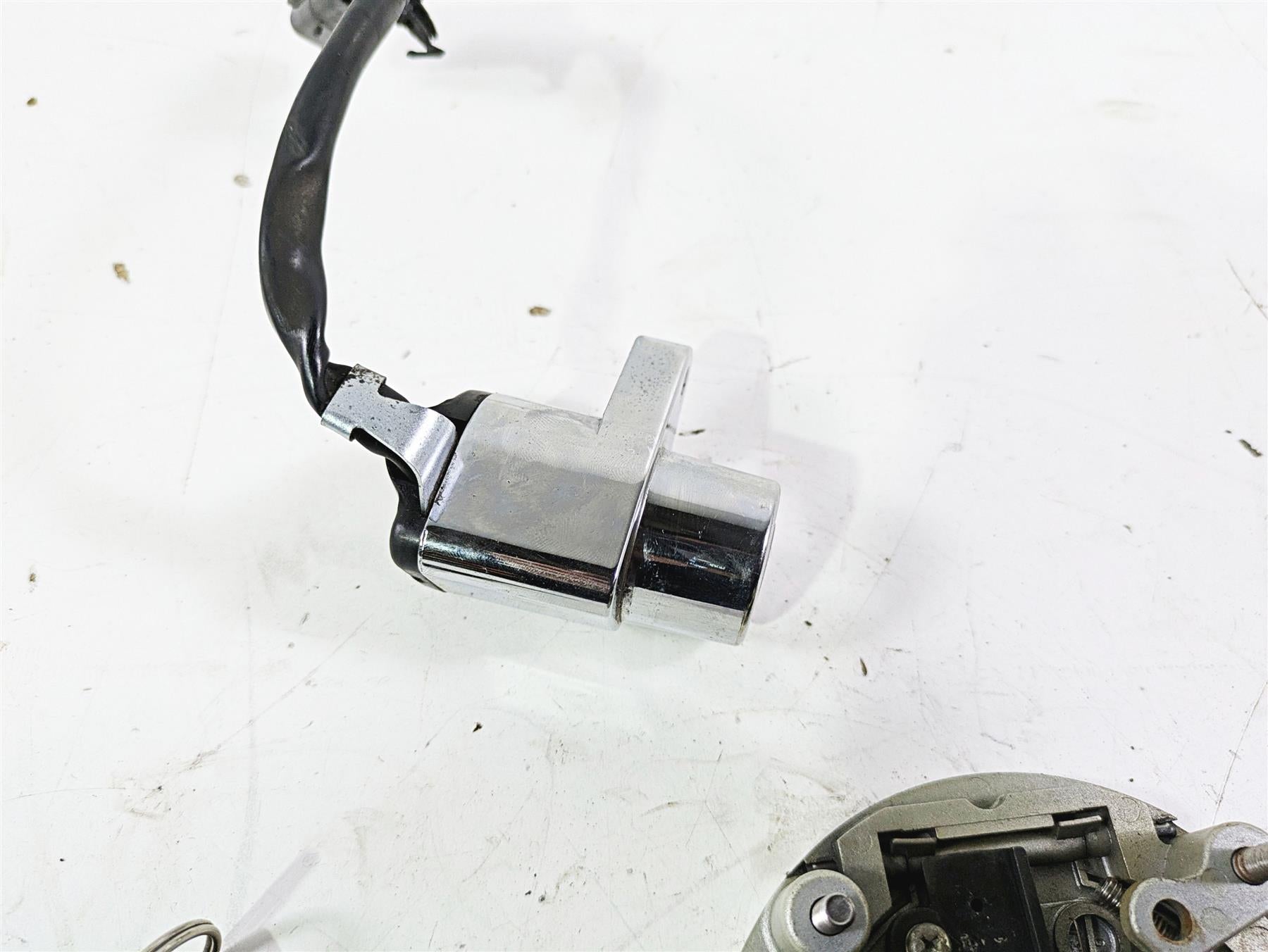 2004 Victory Kingpin Ignition Switch Key Tank Cap Set 4011023 {{ shop.shopifyCountryName }} - Mototech271