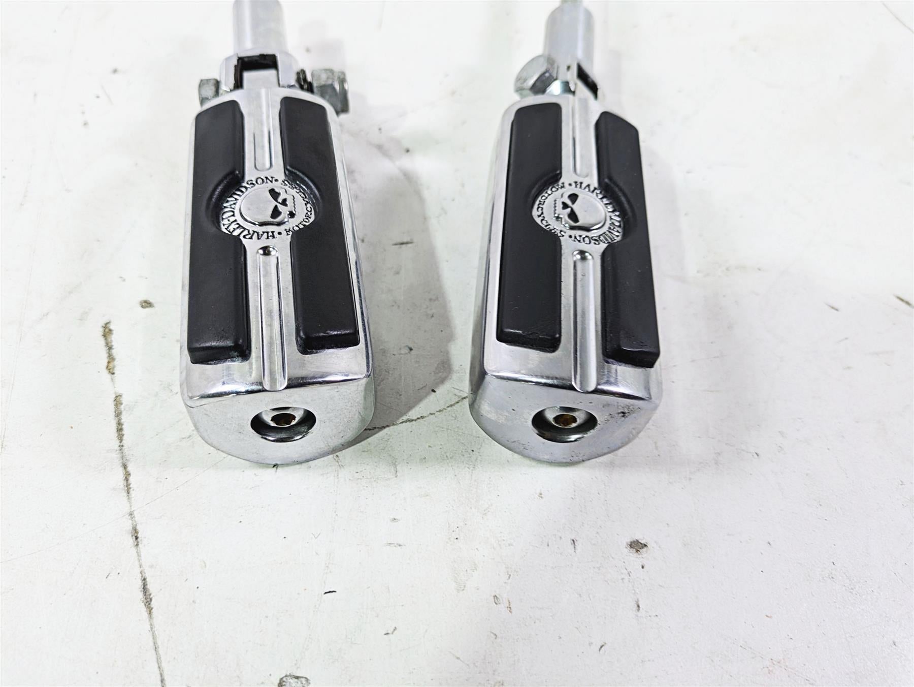 2004 Harley Softail FLSTF Fat Boy Rear Willie G Skull Footpeg Set -Read 50370-04 {{ shop.shopifyCountryName }} - Mototech271