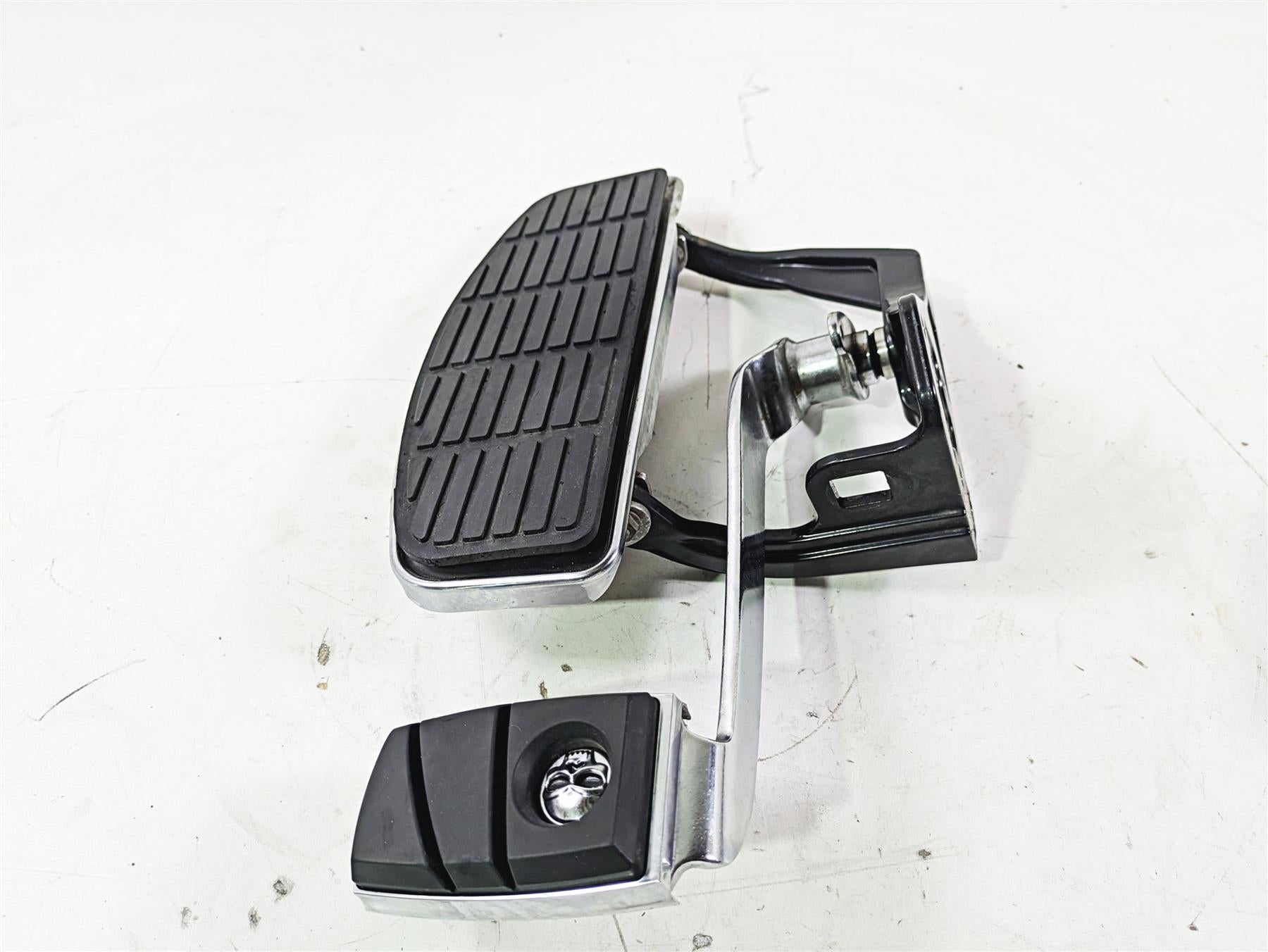 2004 Harley Softail FLSTF Fat Boy Right Floorboard Brake Pedal Set 50600026 {{ shop.shopifyCountryName }} - Mototech271