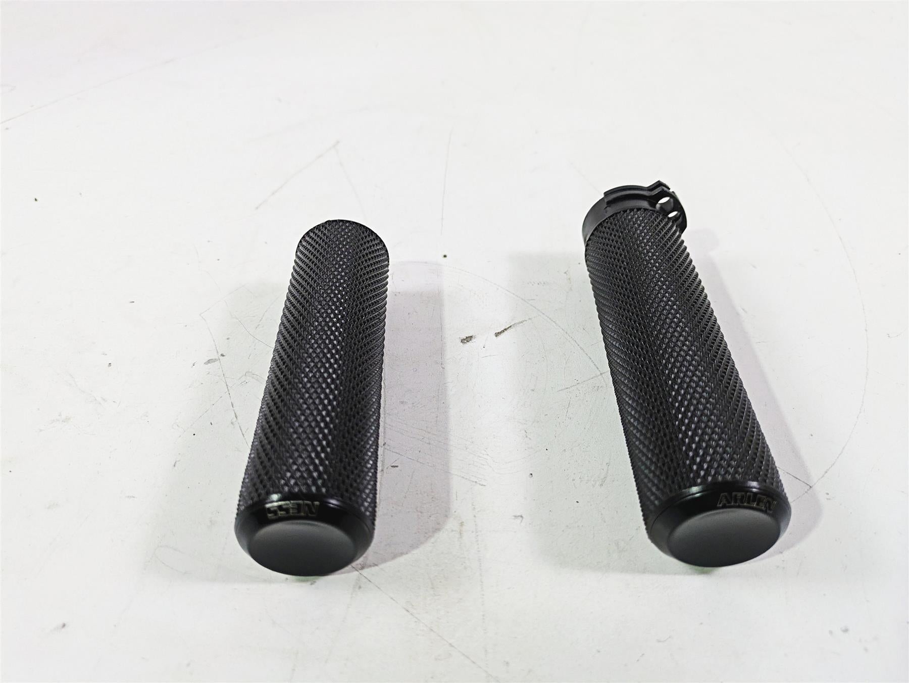 2010 Harley VRSCF Muscle Rod Arlen Ness Hand Grip Set {{ shop.shopifyCountryName }} - Mototech271