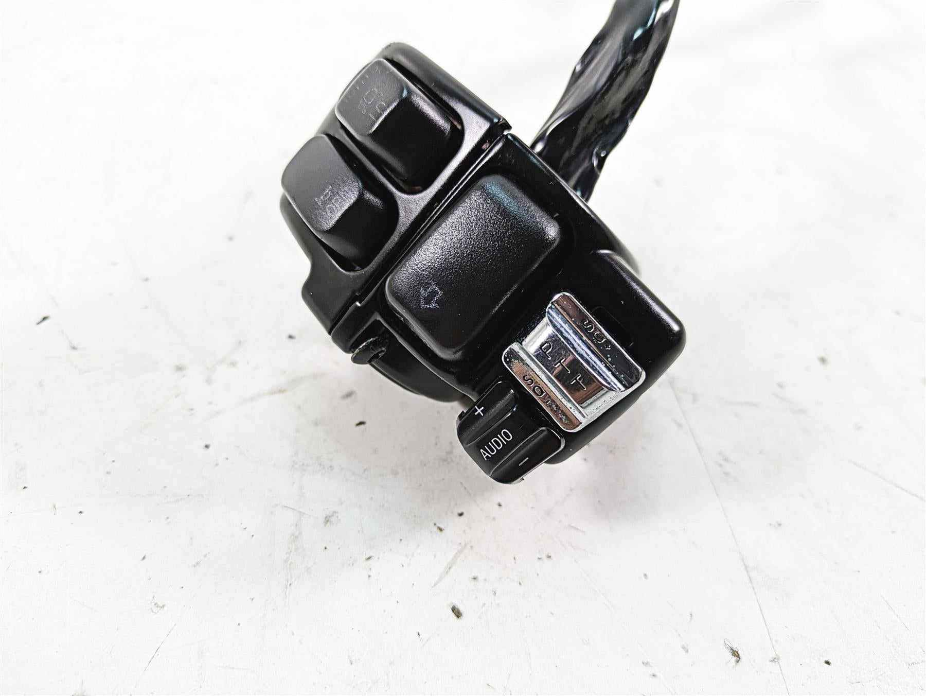 2009 Harley Touring FLHTCU Electra Glide Left Control Switch - Read 71682-06A {{ shop.shopifyCountryName }} - Mototech271