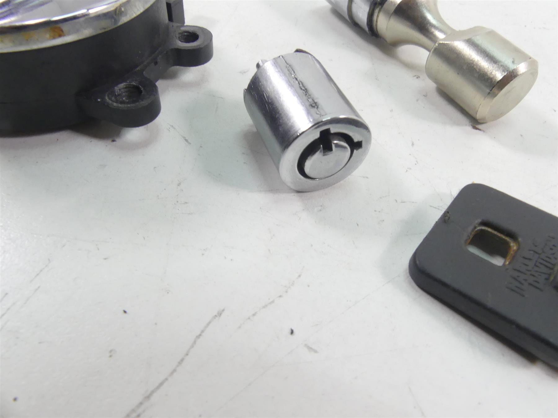 2004 Harley Softail FXSTD SE CVO Deuce Ignition Switch Key Lock Set 71450-04 {{ shop.shopifyCountryName }} - Mototech271